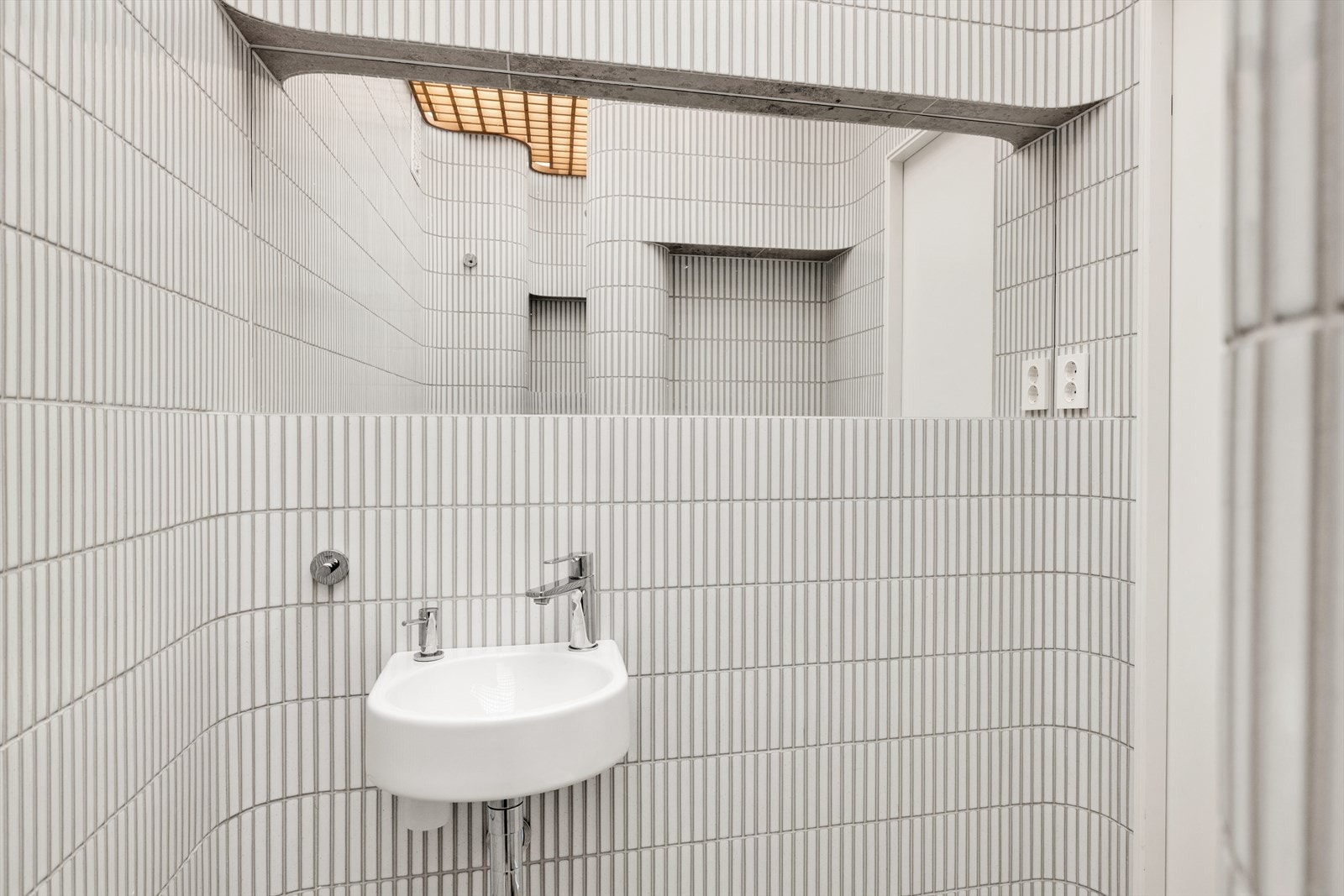 Opplev en følelse av ro og avslapning på det nydelige badet, utsmykket med eksklusive keramiske japanske fingerfliser Galleribilde