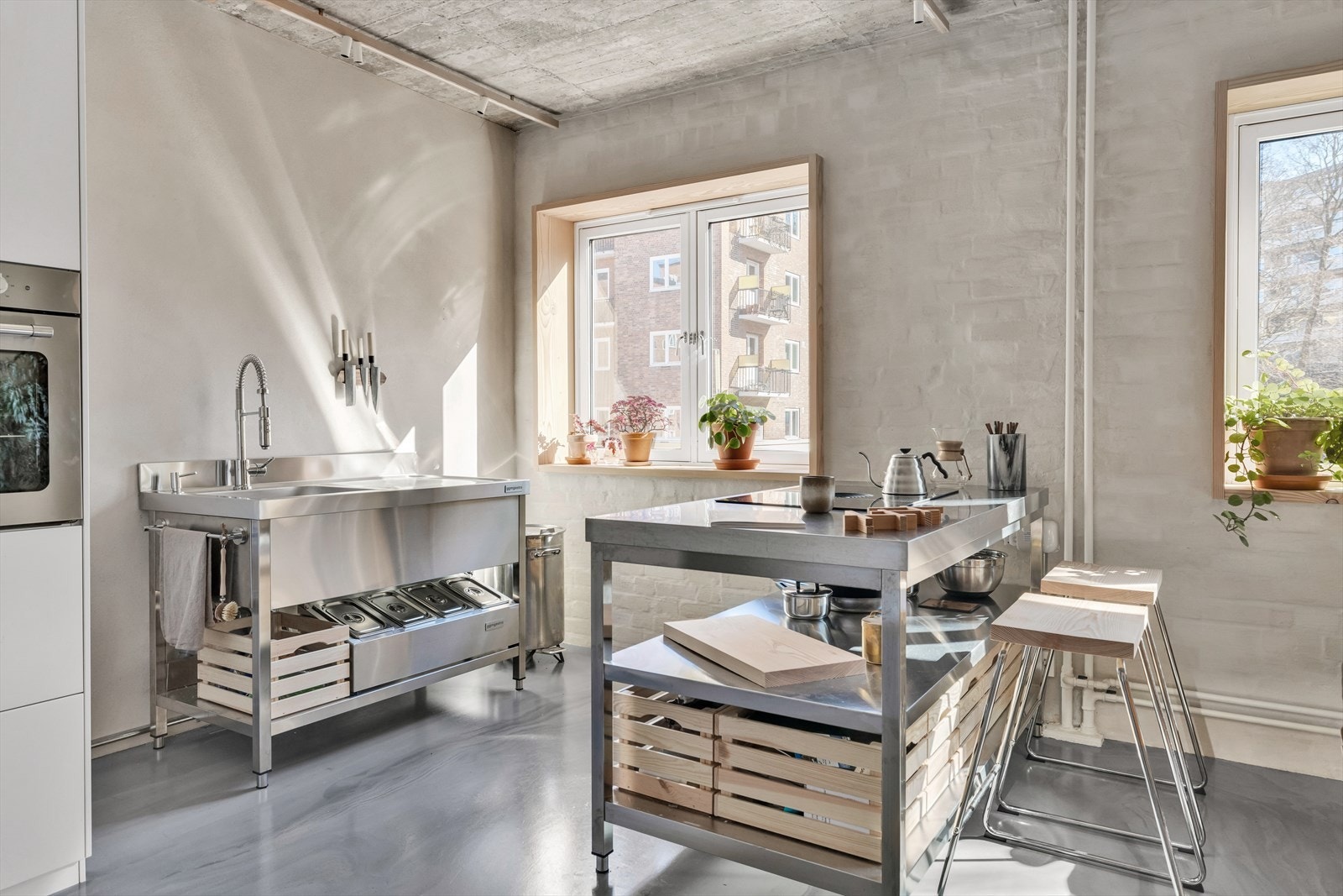 Industriellt kjøkken i rustfritt stål fra GGM Gastro med nedfelt benkebeslag, innfelt såpedispenser fra Grohe og 1-greps blandebatteri fra Tapwell Galleribilde