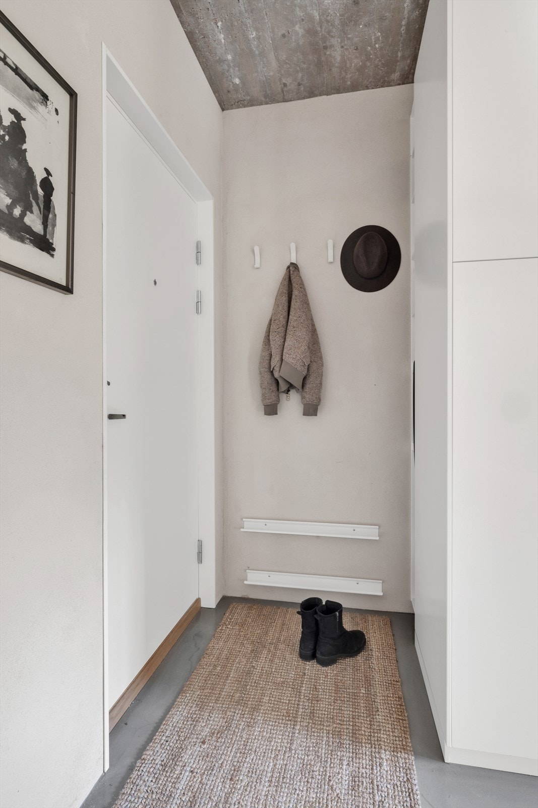 Entré med plass til å henge av seg ytterklær - Husk å melde deg på visning Galleribilde