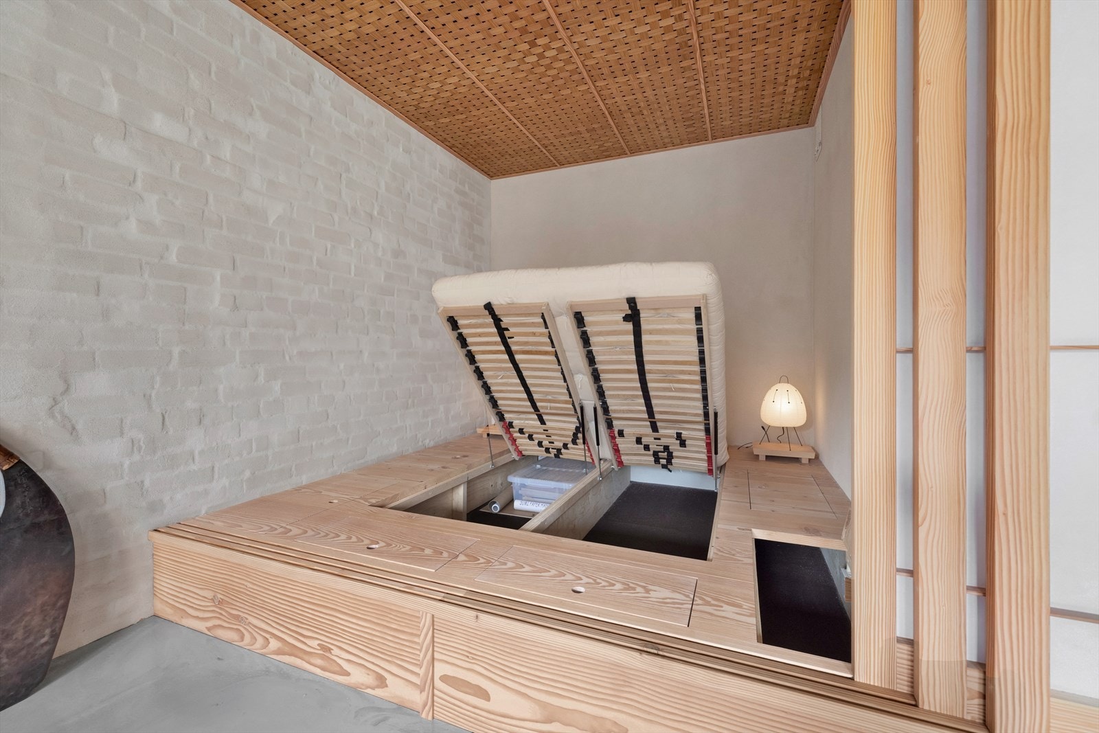 Plassbygget seng - denne oppbevaringsløsningen tilsvarer størrelsen på en hel garderobe, og gir rikelig med plass til å lagre klær og sengetøy på en effektiv måte Galleribilde