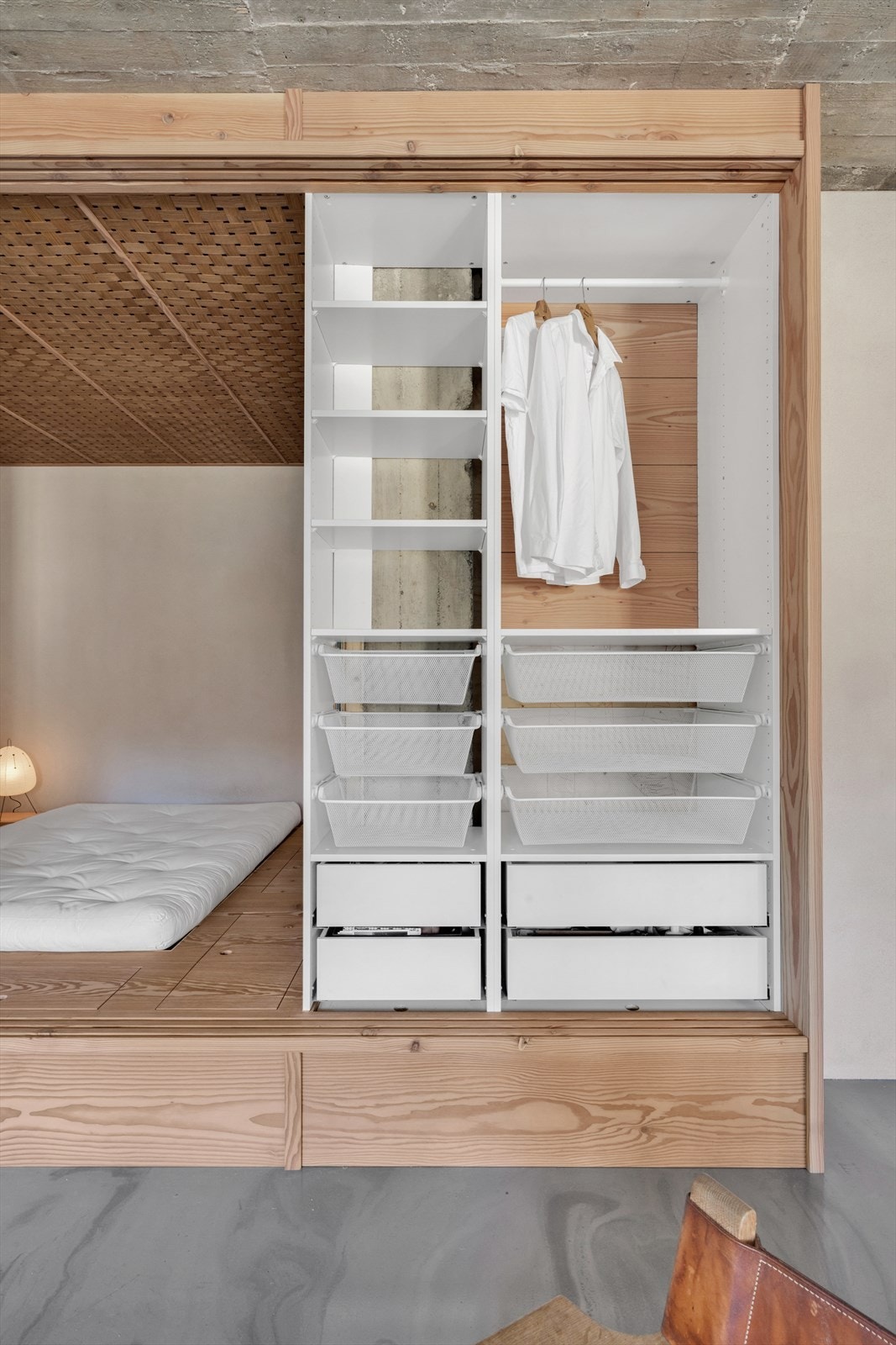 De flotte Shoji-skyvedørene i Washi papir fyller flere funksjoner, bl.a mørklegging ved sovetid og en integrert garderobeløsning Galleribilde