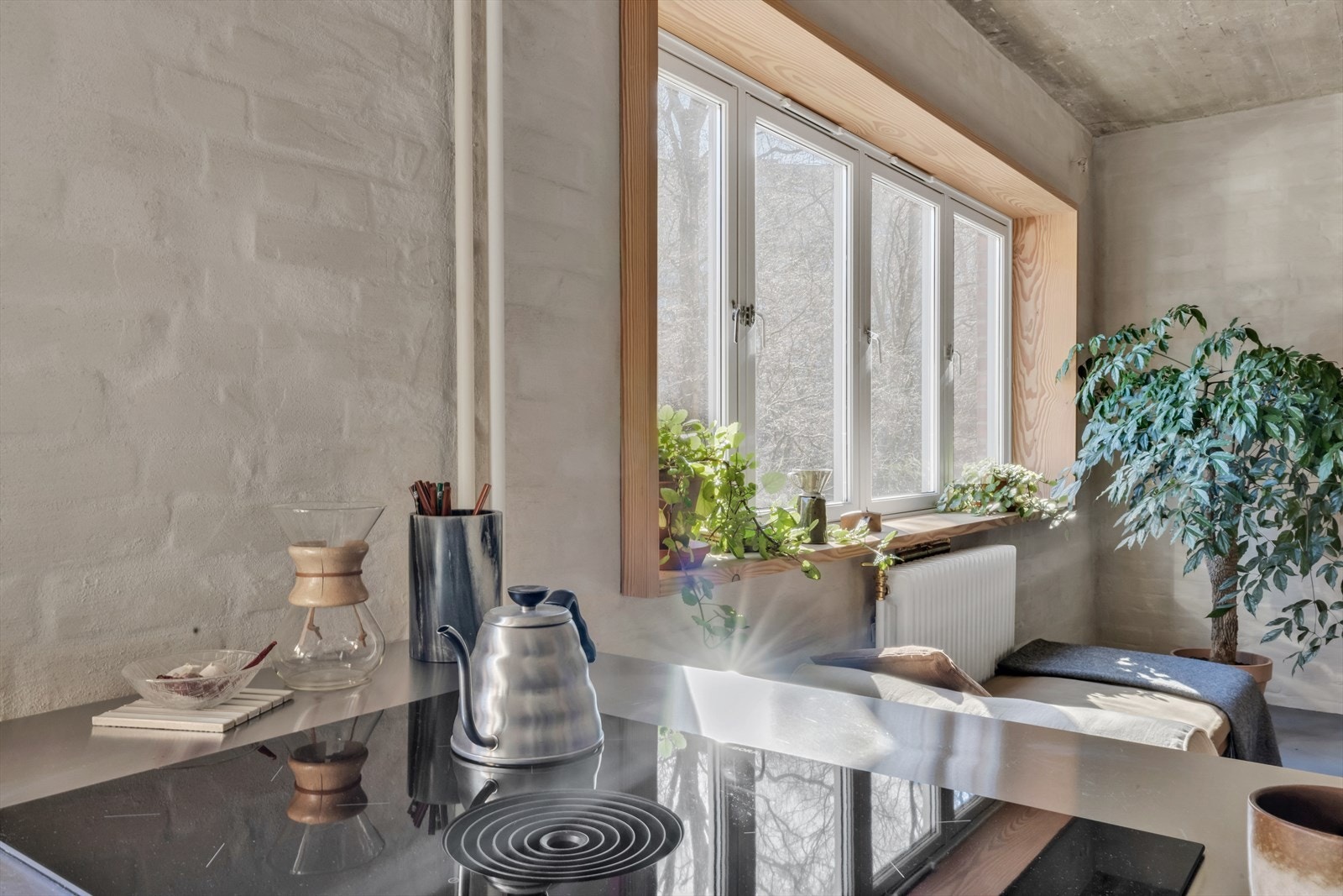 Stålbenk med nedfelt induksjonstopp fra Bora med integrert kjøkkenventilator av høy kvalitet Galleribilde