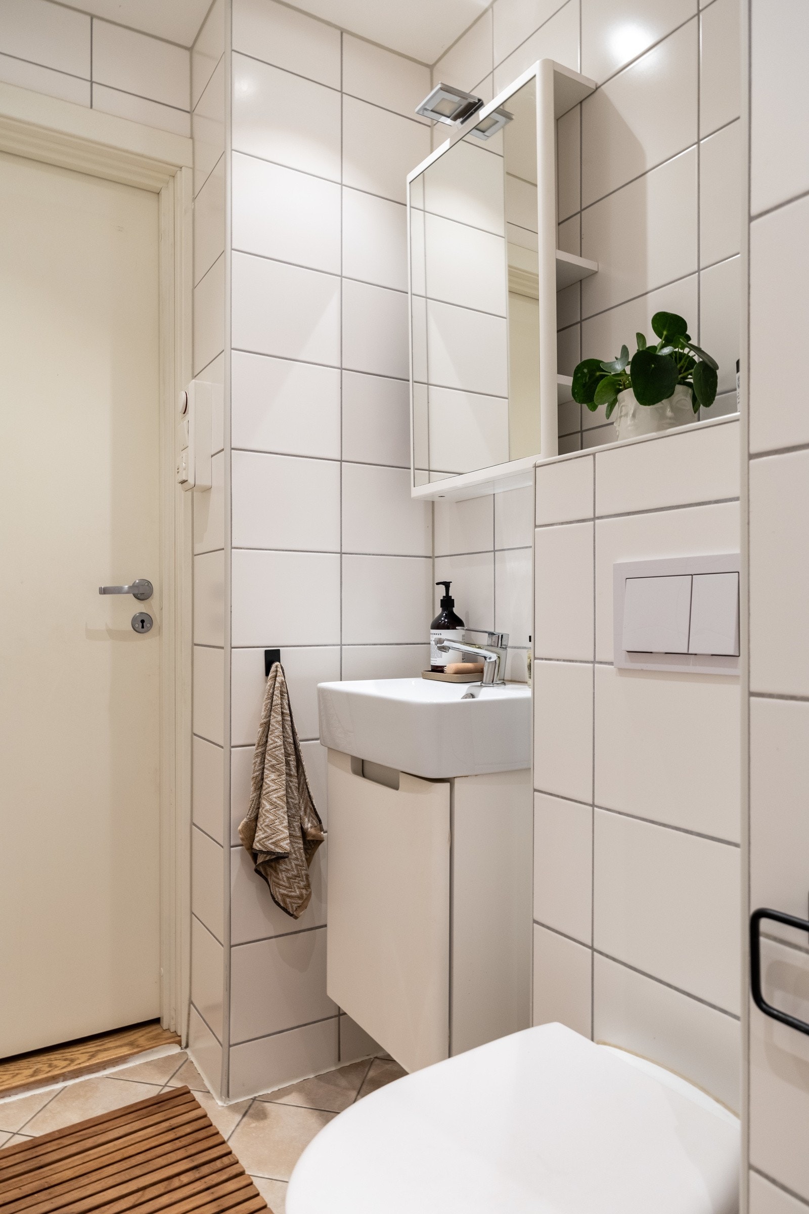 Badet har opplegg for vaskemaskin og avtrekksventil plassert i himling. Galleribilde