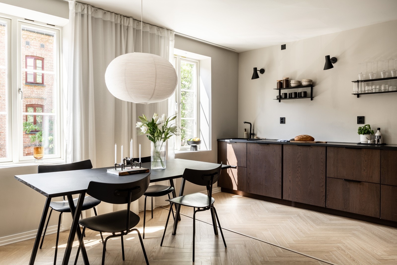 Leiligheten har en praktisk planløsning med åpen kjøkkenløsning vendt mot stue. Galleribilde