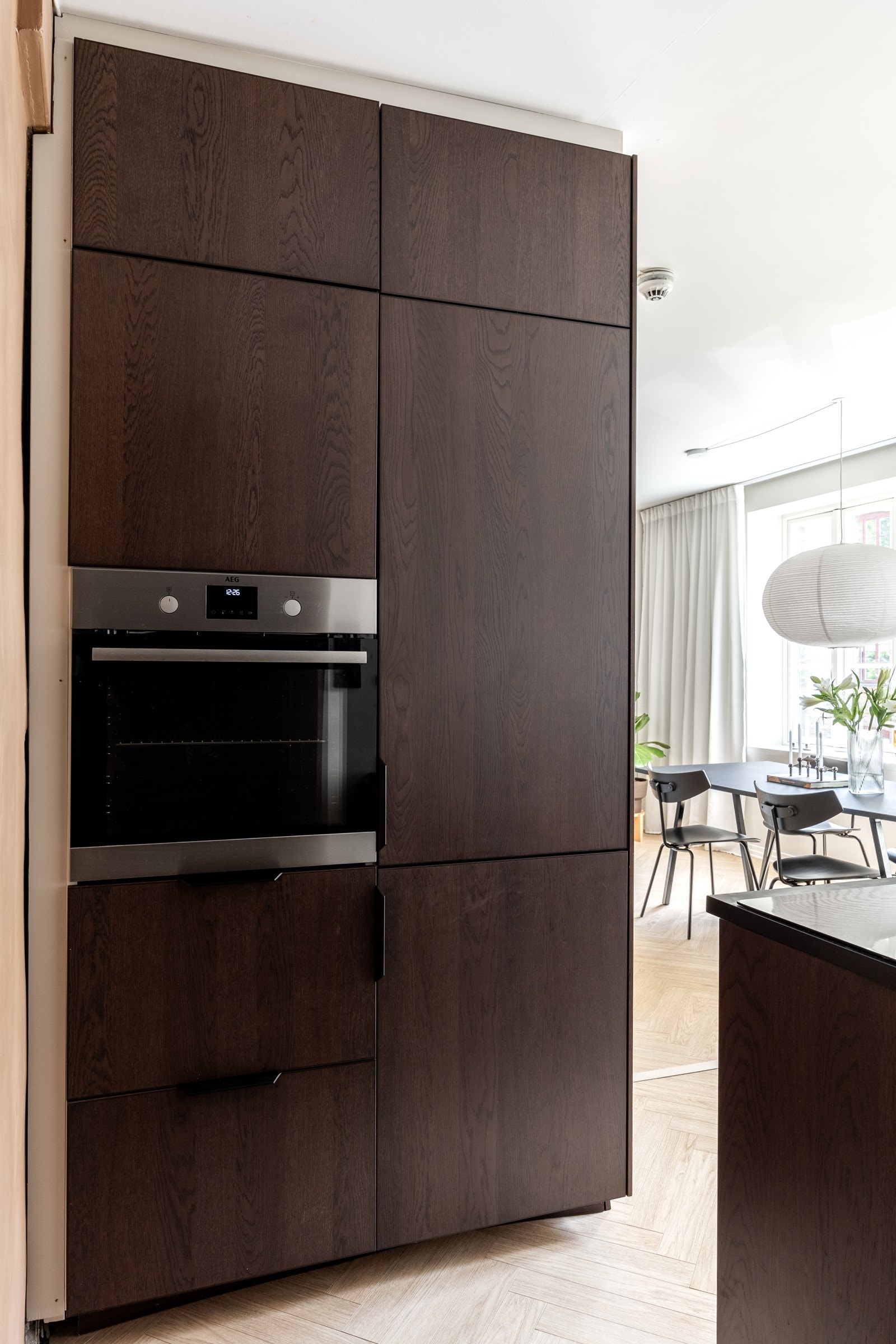 Oppvaskmaskin fra Bosch og stekeovn fra AEG. Galleribilde