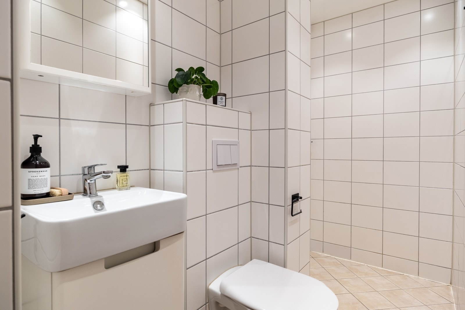 Helfliset baderom fra 2014 med gulvvarme. Galleribilde