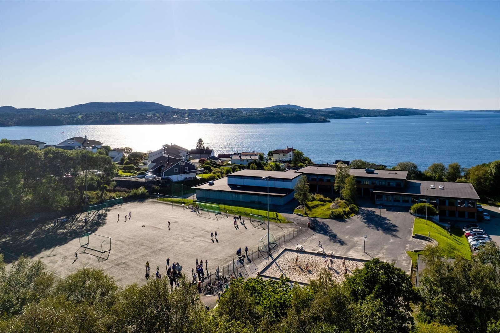 Kort vei til fine aktivitetsfasiliteter ved Mjølkeråen skole, samt badeplass ved Toppesanden Galleribilde