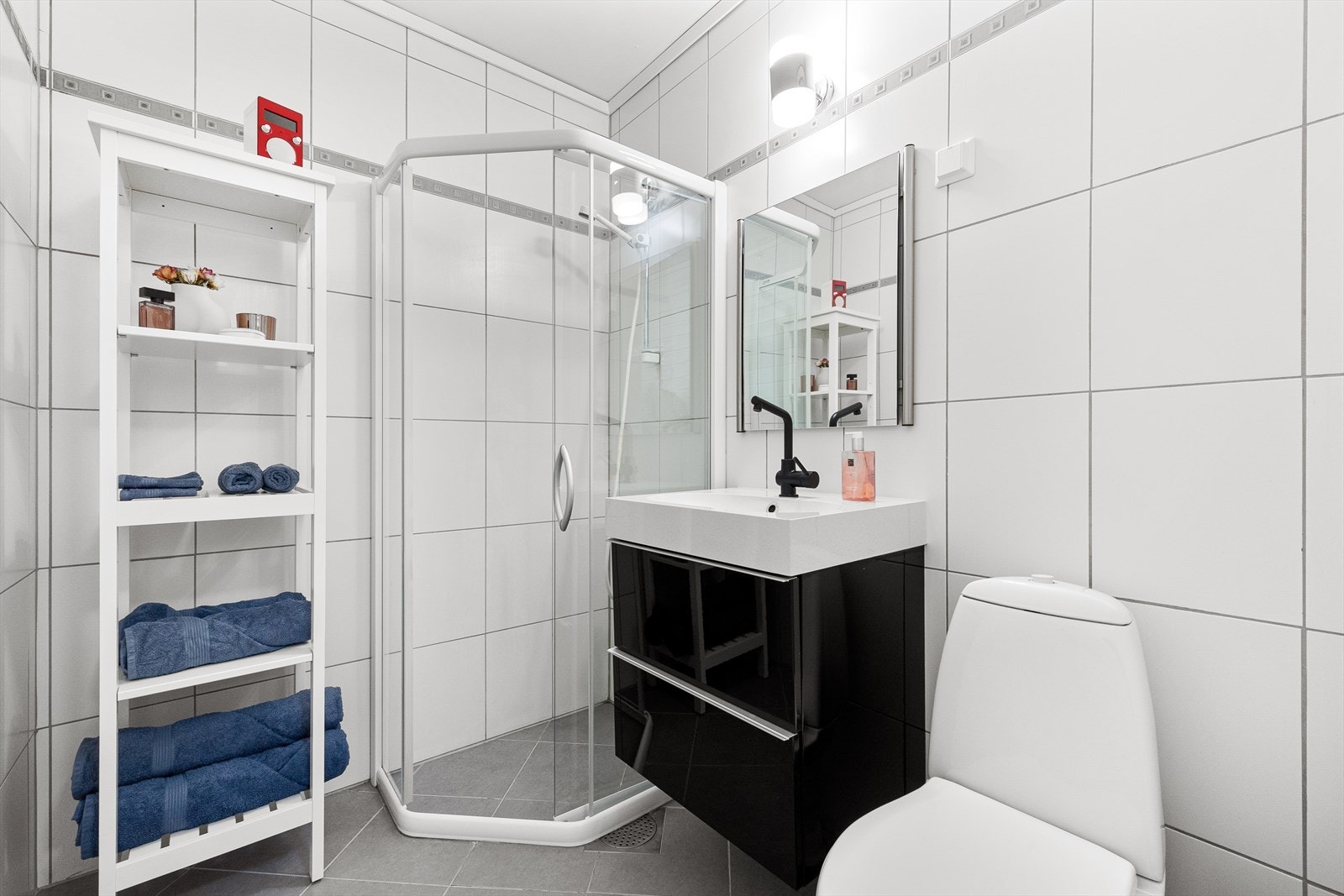 Badet er fra ca 2005 og har primært fliser på gulv/vegger og varmekabler i gulv. Galleribilde