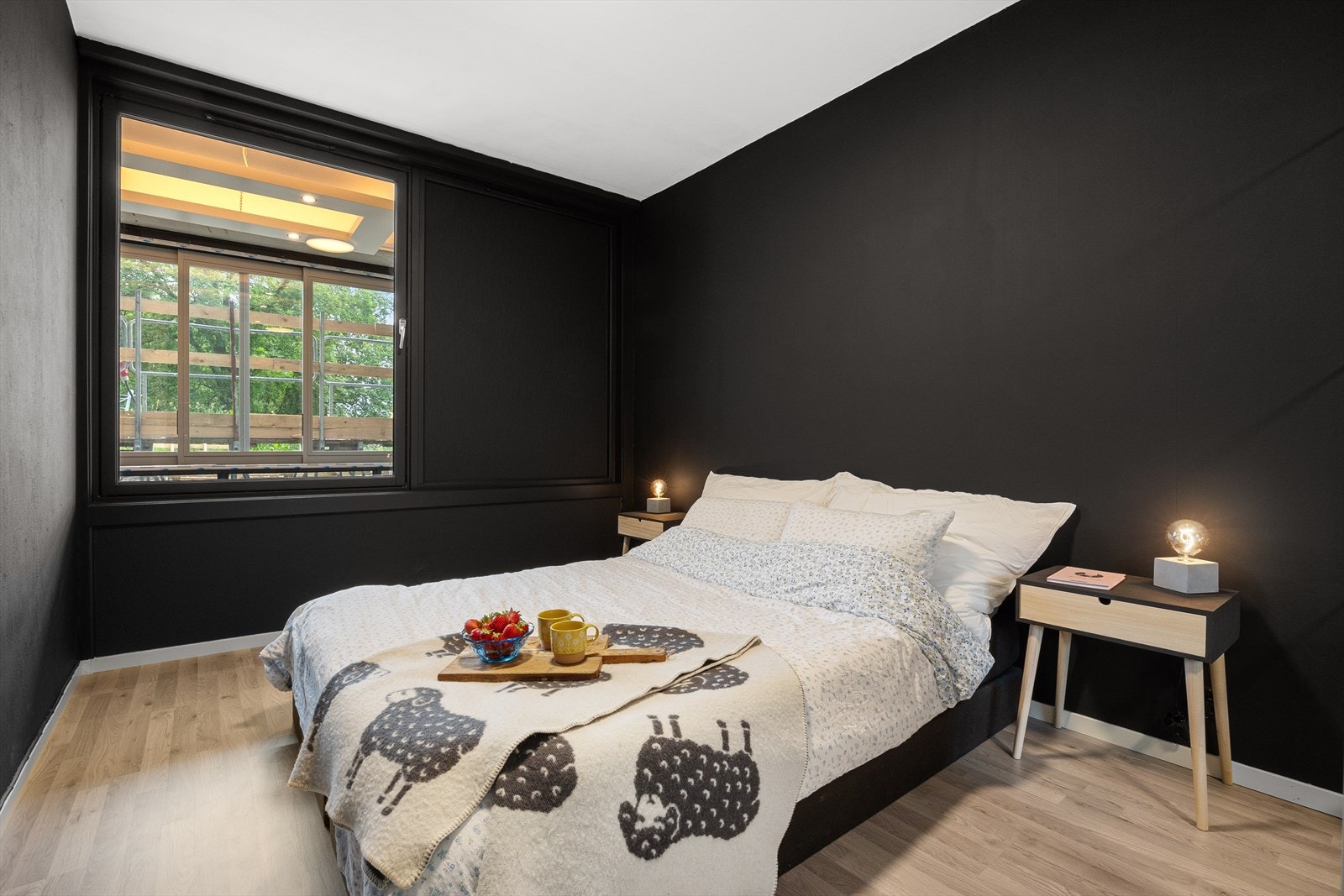 Romslig soverom med god plass til dobbeltseng og garderobe Galleribilde