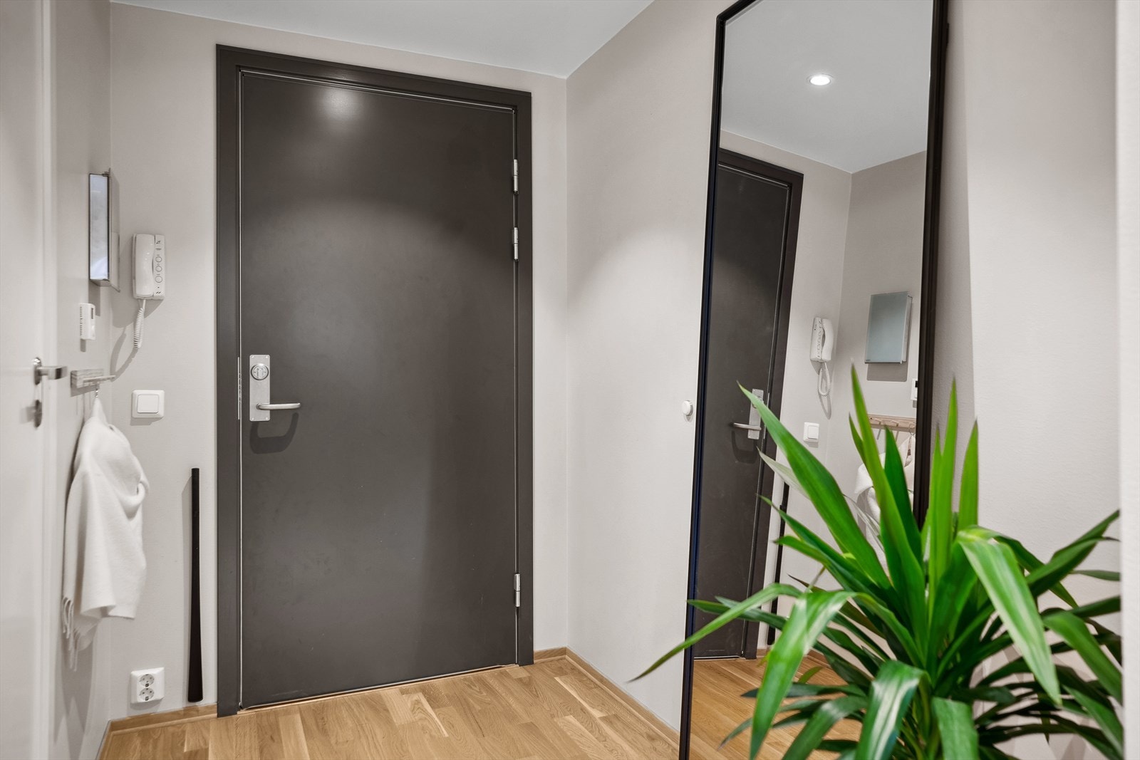 Entréen/gangen er ca 4 m² og har plass til knaggrekke og dørtelefon. Galleribilde