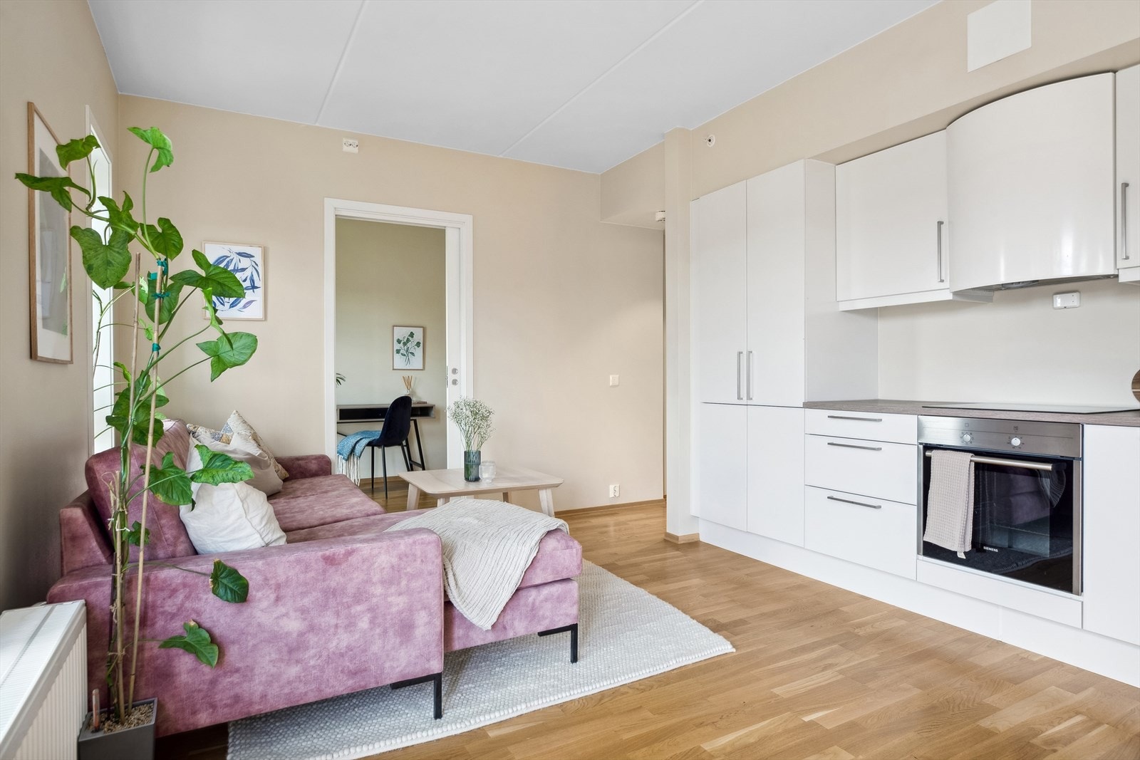 Kjøkkeninnredning består av over- og underskap med folierte fronter og skrog. Laminat benkeplate med nedsenket oppvaskkum og platetopp. Galleribilde
