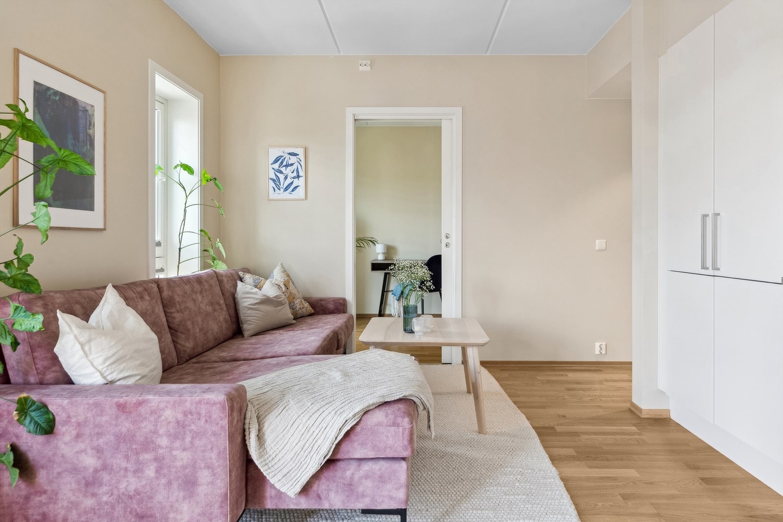Stue/kjøkken har god plass til både sofagruppe og et lite spisebord. Galleribilde