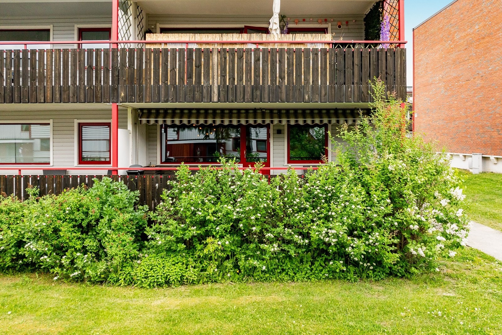 Verandaen er overbygd og vendt mot sør-vest og i sommerhalvåret er det sol her fra ca. kl 12-20. Galleribilde