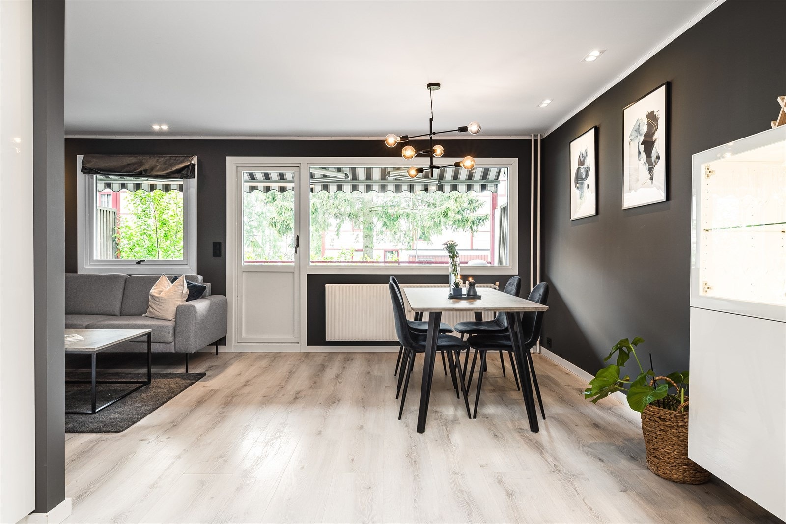 Stua har store vinduer som slipper inn godt med dagslys. Det er også montert downlights i taket. Galleribilde