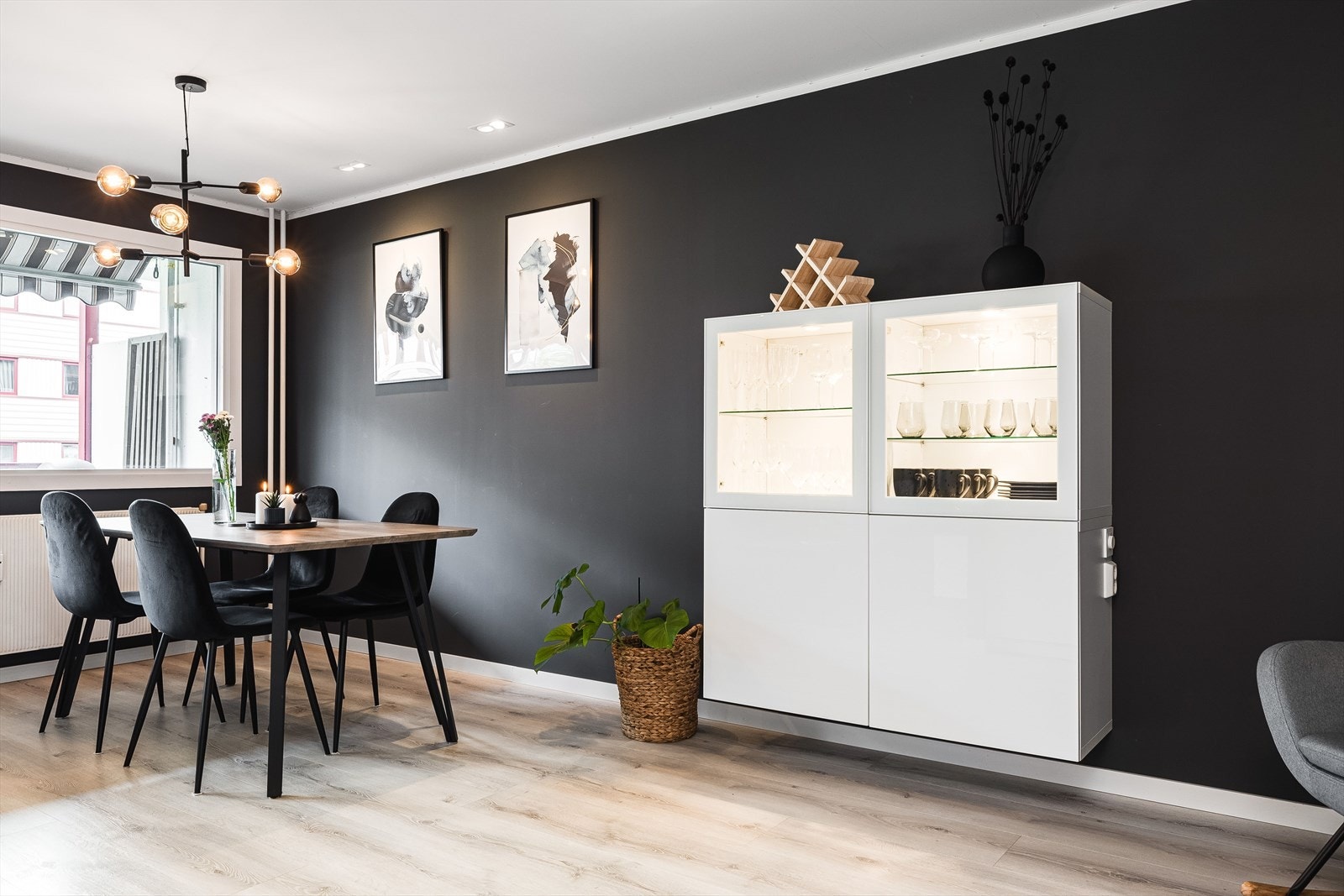 Det er god plass til en romslig spisestue ved vinduet i stua. Galleribilde