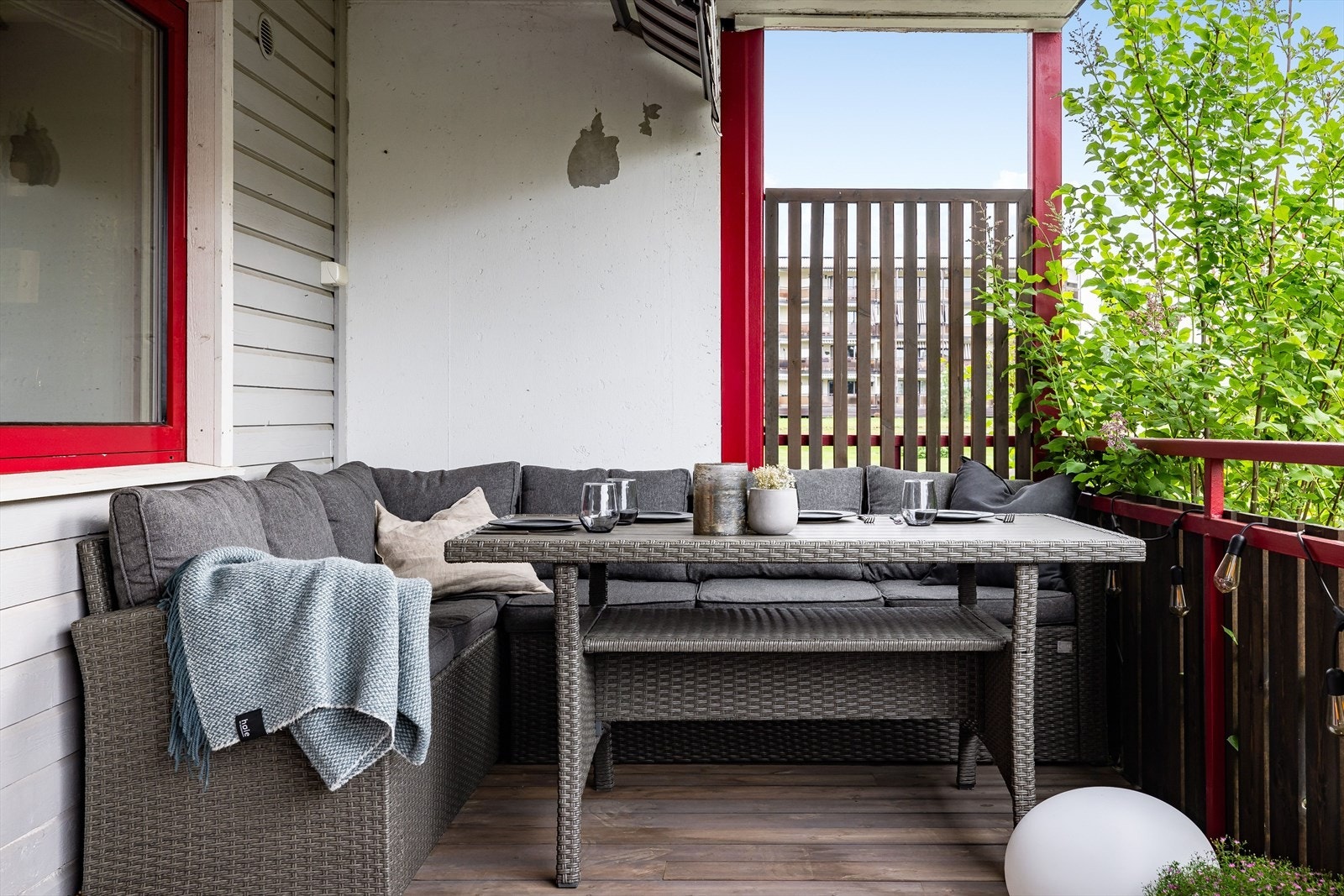 Fra stua er det utgang til skjermet veranda på hele 14 m². Galleribilde