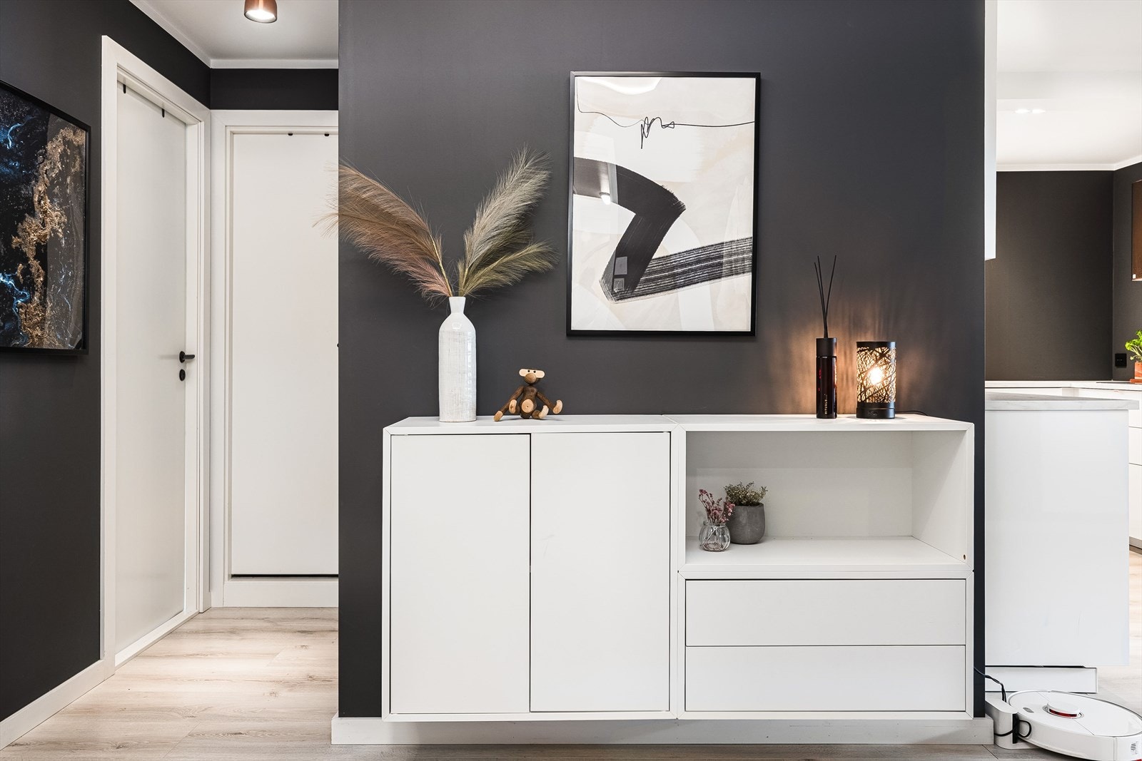Det er en fin oppbygning av leiligheten. Bak oss har vi inngangspartiet og rett frem er det adkomst til bad, toalettrom og ett av soverommene. Galleribilde