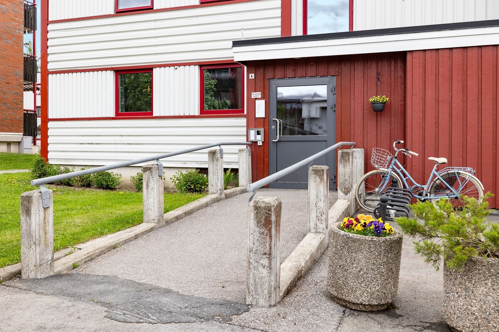 Felles inngangsparti på baksiden av blokka. Galleribilde