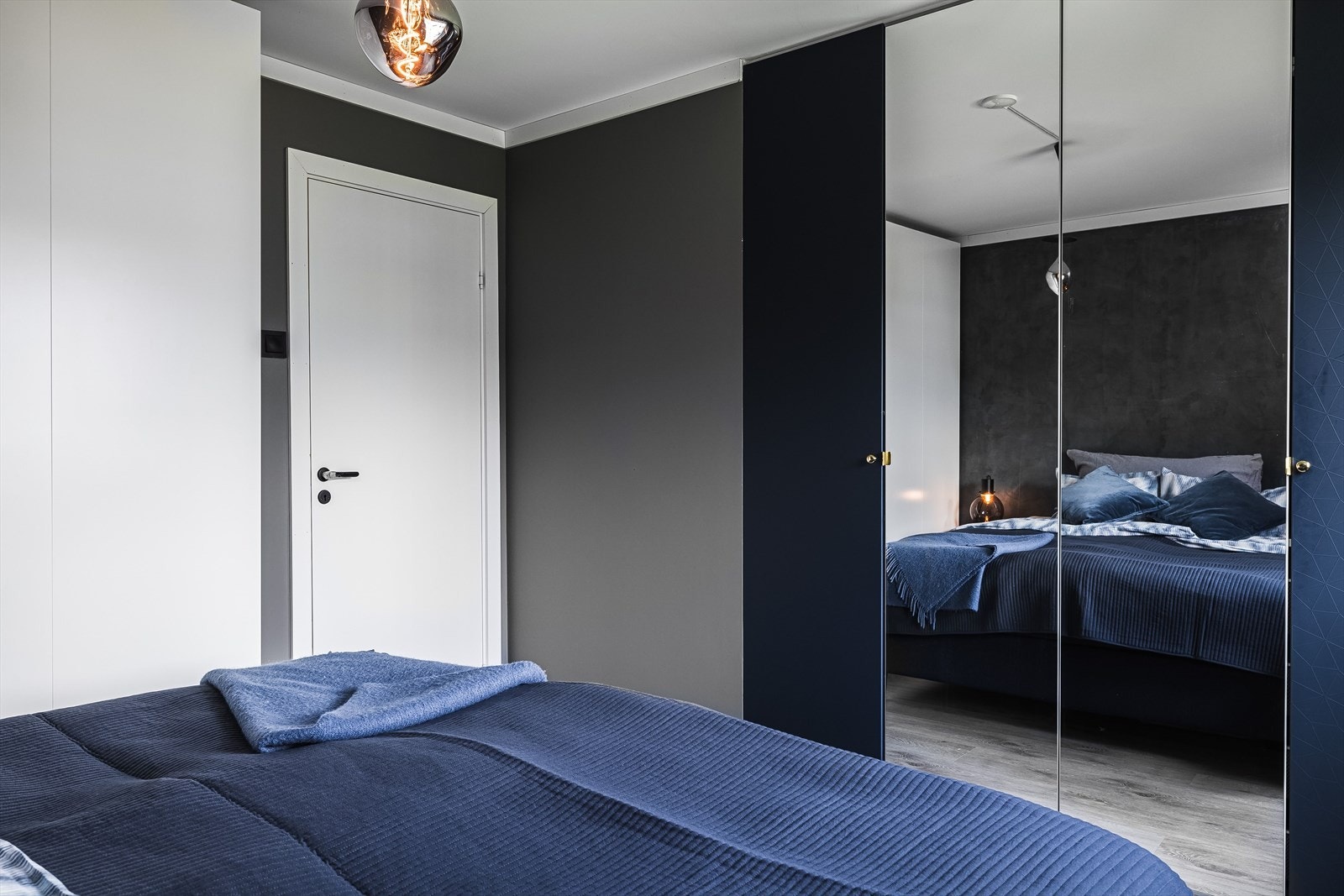 I leiligheten er det to soverom hvor dette er det største. På hovedsoverommet er det plassbygd garderobeløsning. Galleribilde