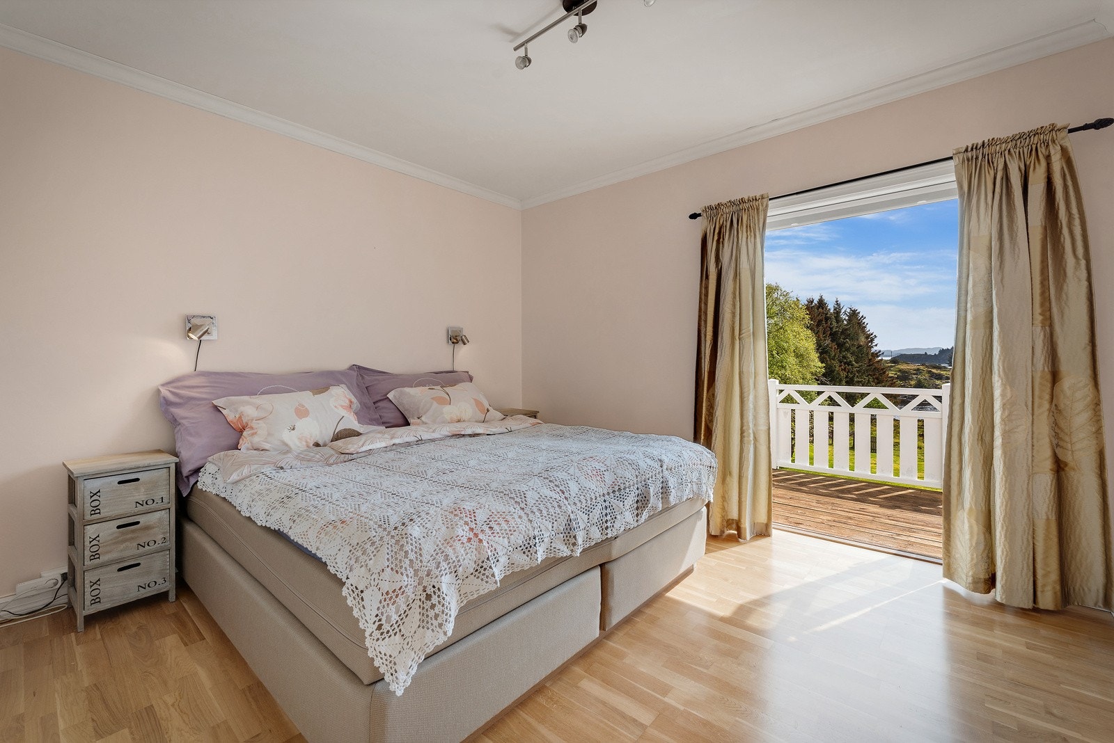 Hovedsoverom på 12 kvm med utgang til altan. Galleribilde