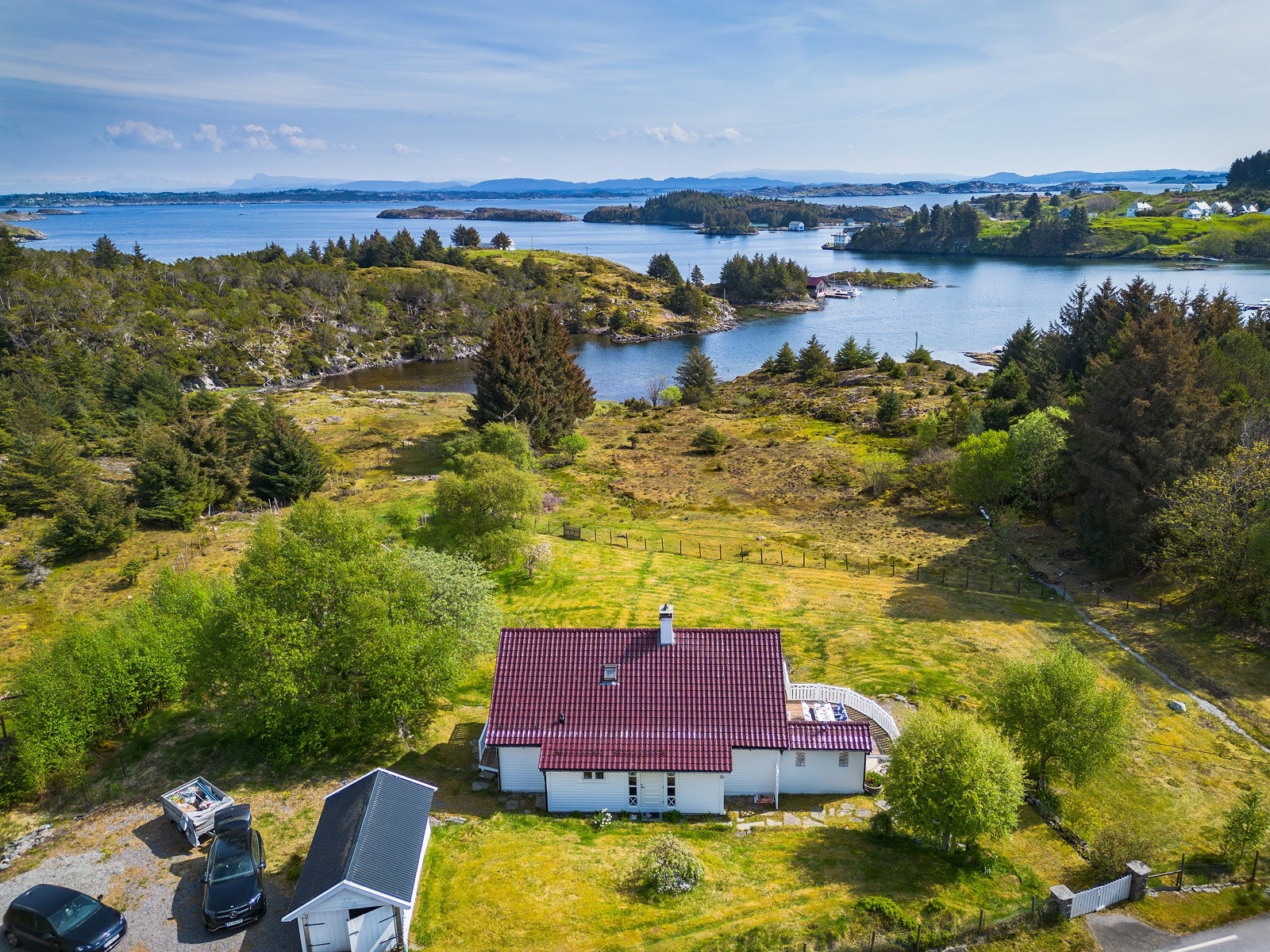Stor eiendom på 9 mål med egen strandlinje. Galleribilde