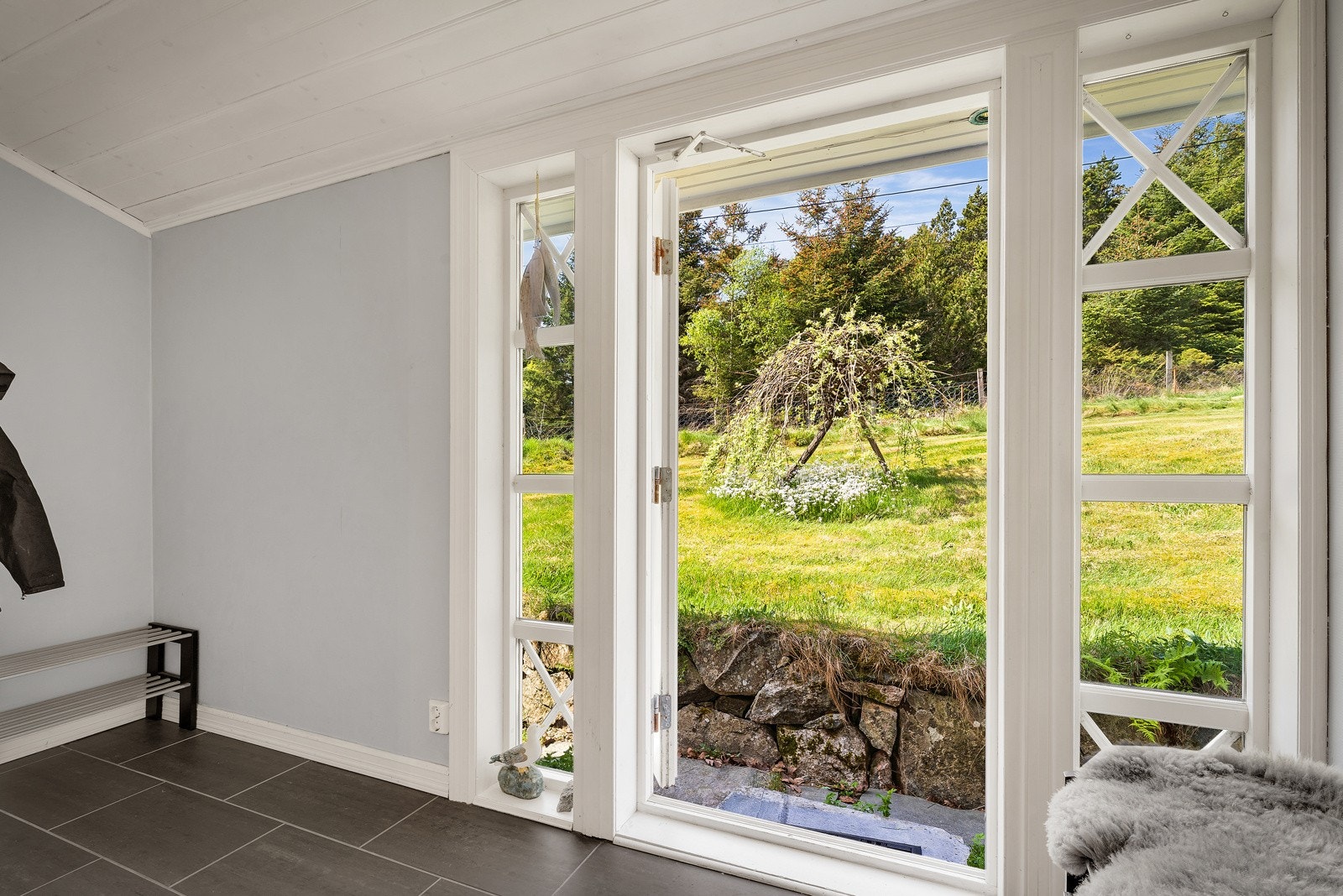 Entré i hovedetasjen. Flislagt gulv med varmekabler. Galleribilde