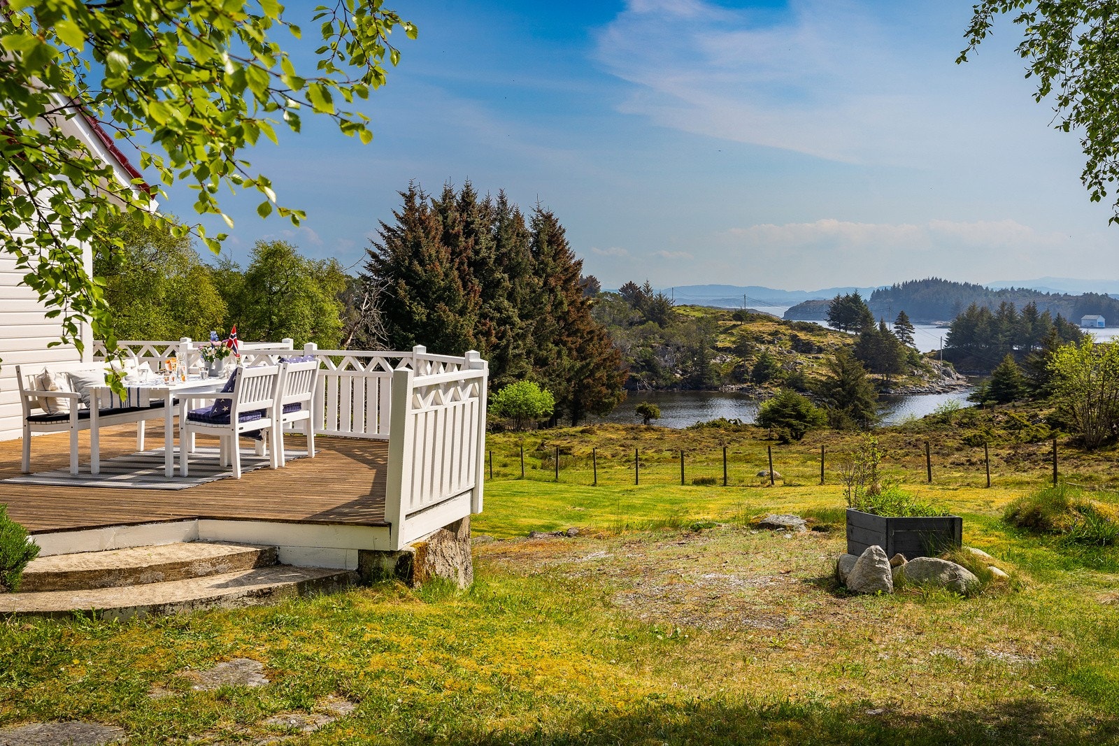 Terrasse på 58 kvm med utgang fra stuen. Galleribilde