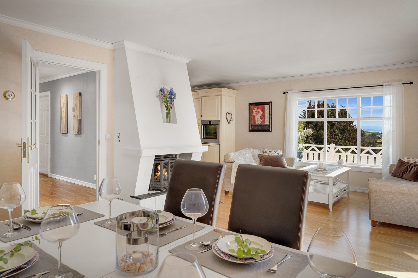 Stuen er på over 38 kvm, med plass for både spisebord og salong. Galleribilde