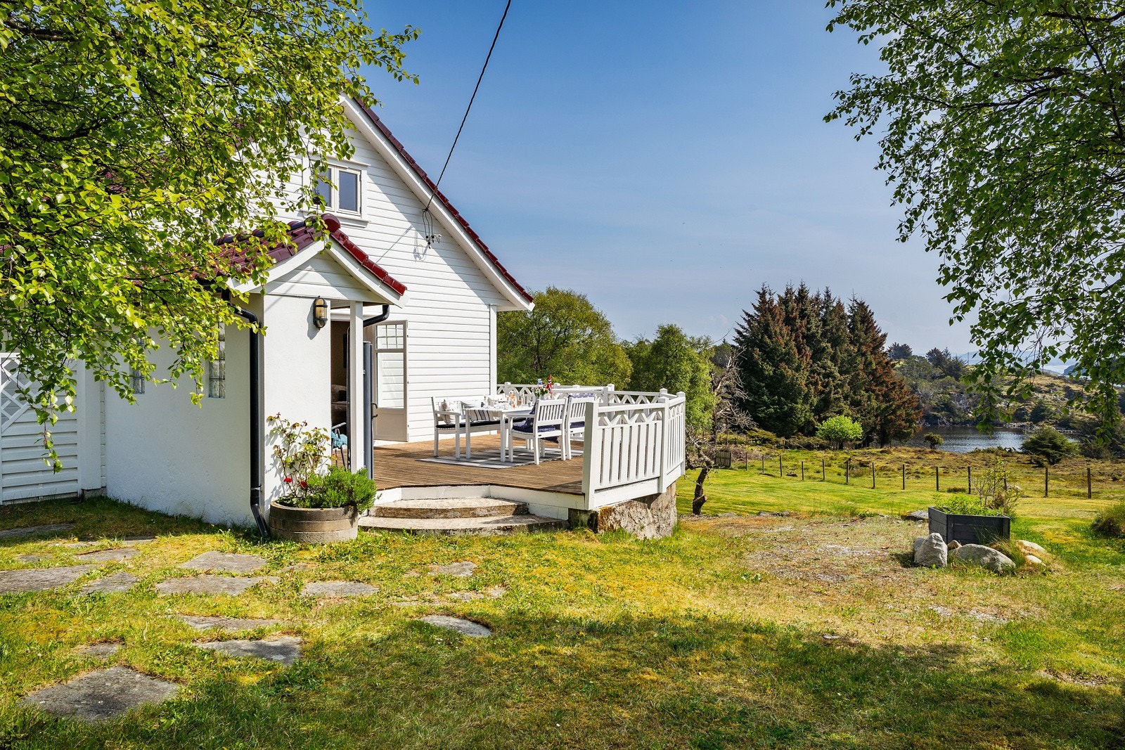 Solrik beliggenhet med utsikt ned mot sjøen. Galleribilde