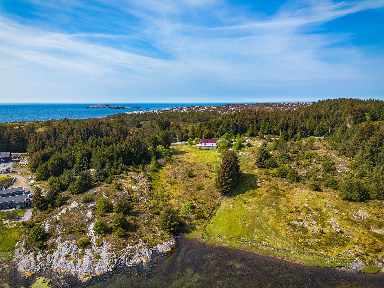Eiendommen strekker seg fra sjøen og helt opp til veien bak. Noe naturtomt, med fin hage rundt selve huset. Galleribilde