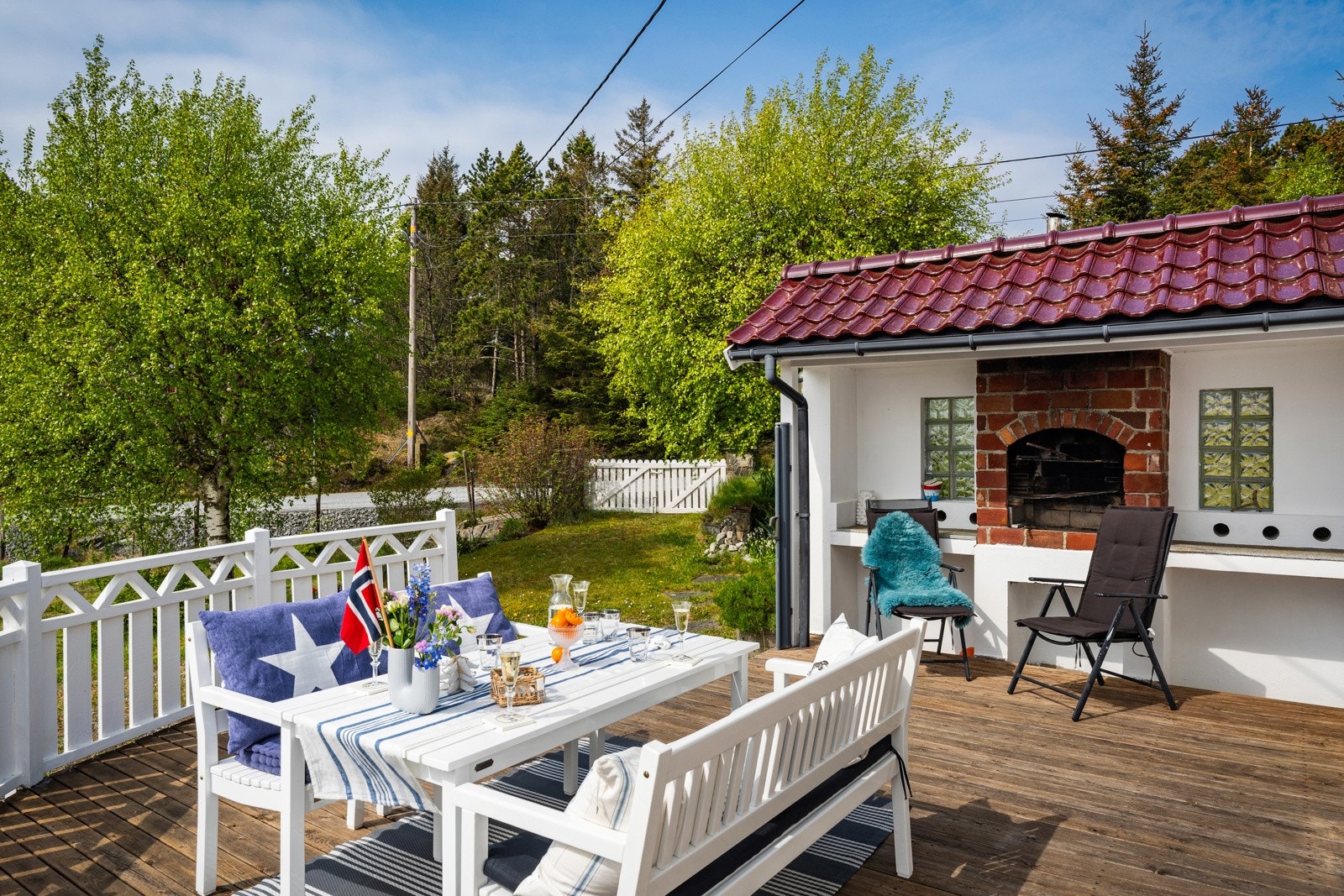 Overbygd grillplass på terrassen. Galleribilde