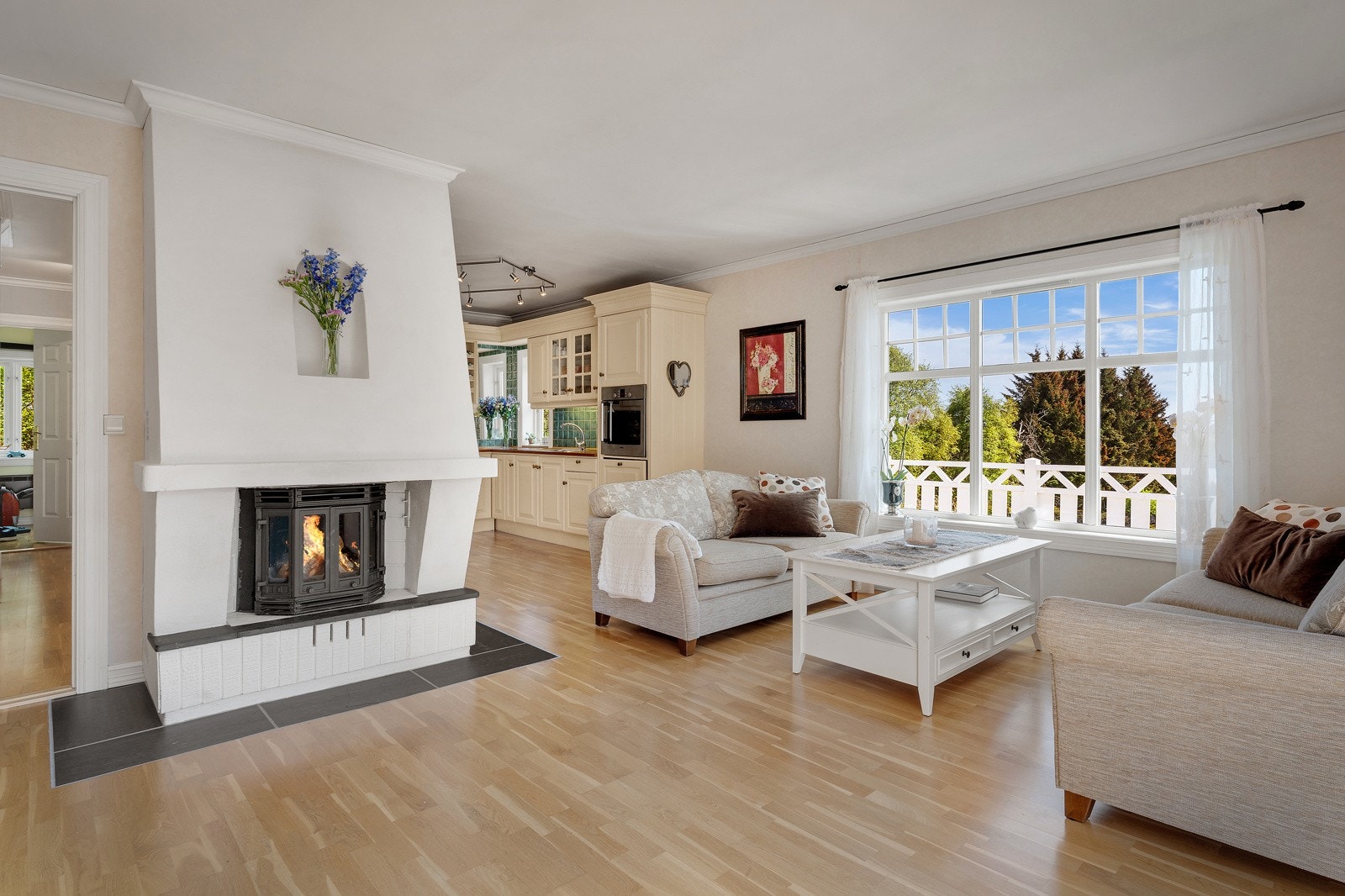 Stilren peis med innsats, som passer med skipperhusstilen. Galleribilde