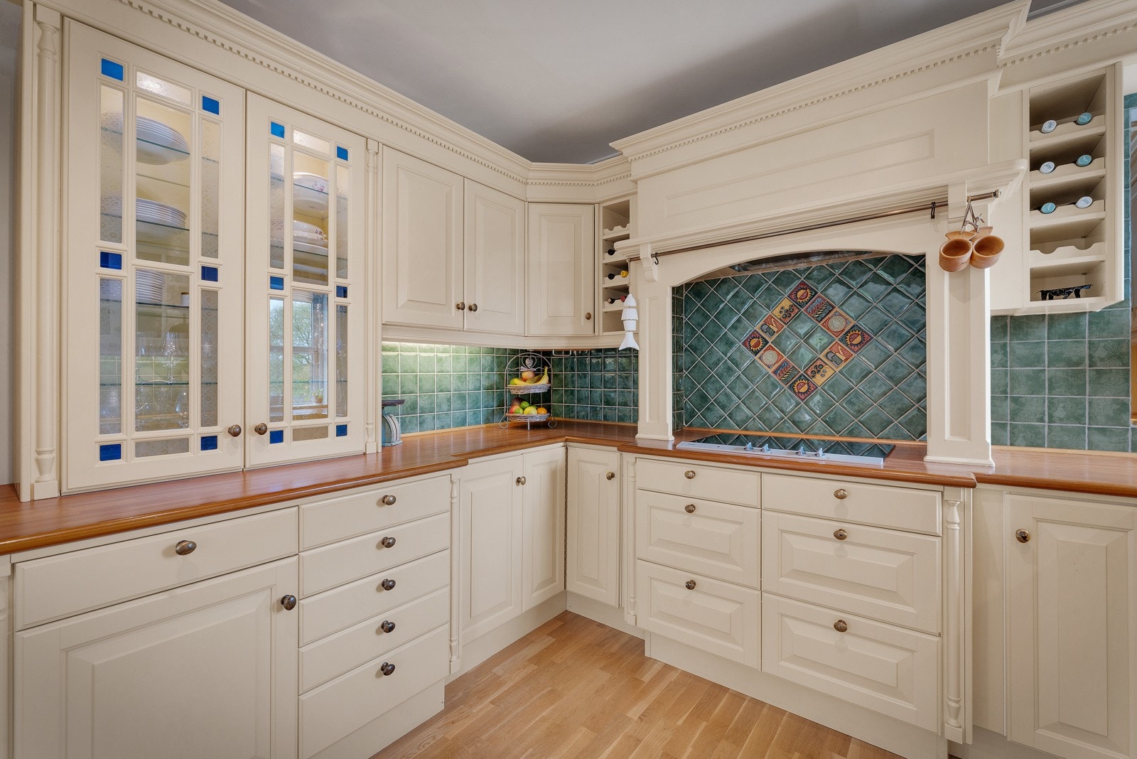 Integrerte hvitevarer med platetopp, oppvaskmaskin og kjøleskap. Galleribilde