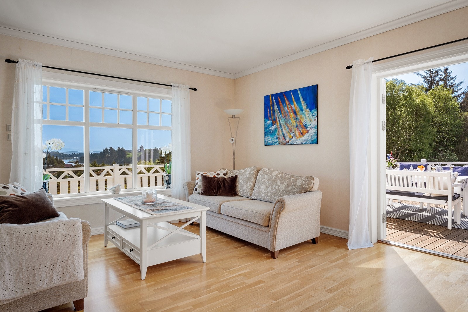 Store vinduer og gjennomlys bringer lys og natur inn i rommet. Galleribilde