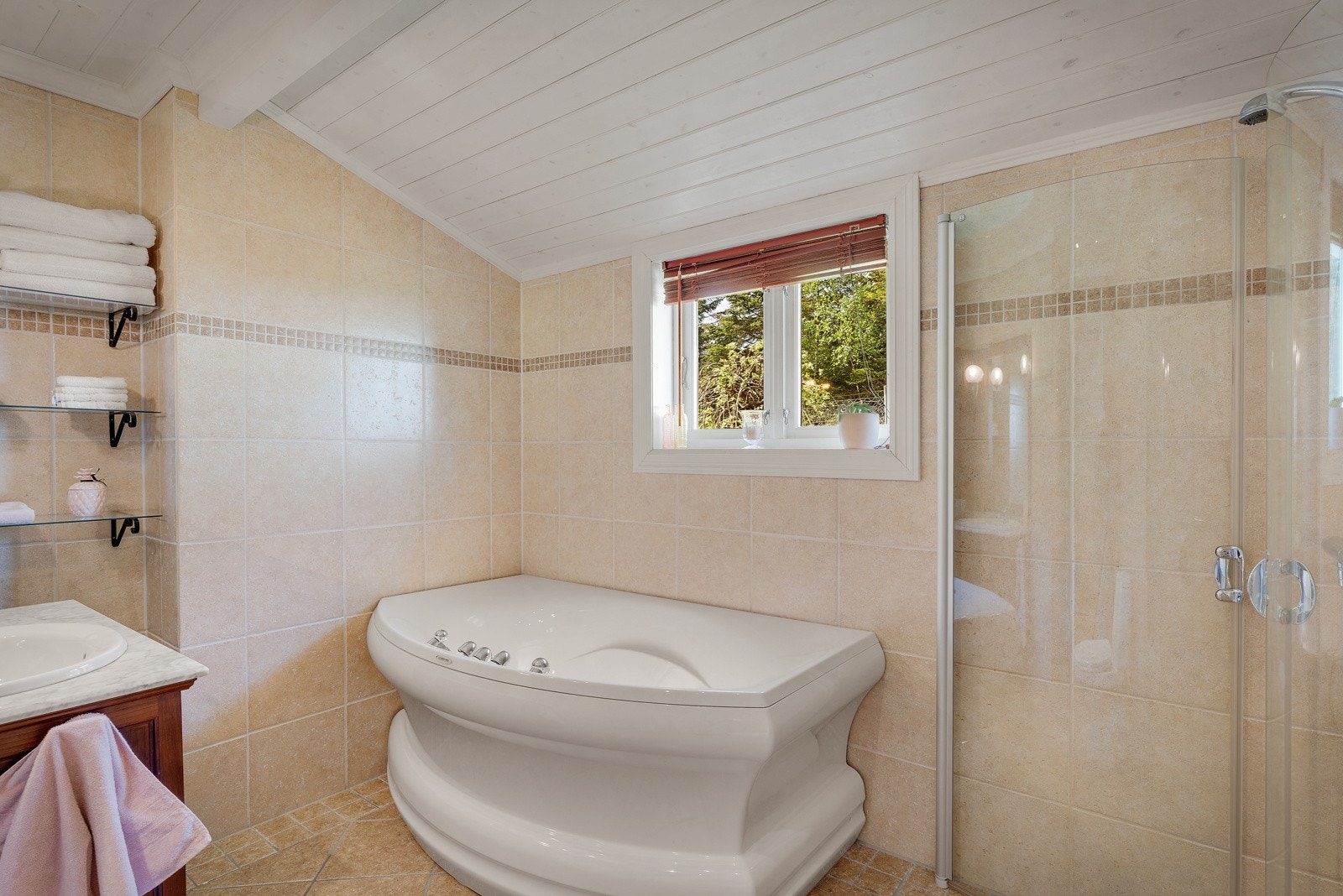 Høy komfort med både dusjhjørne og badekar. Galleribilde