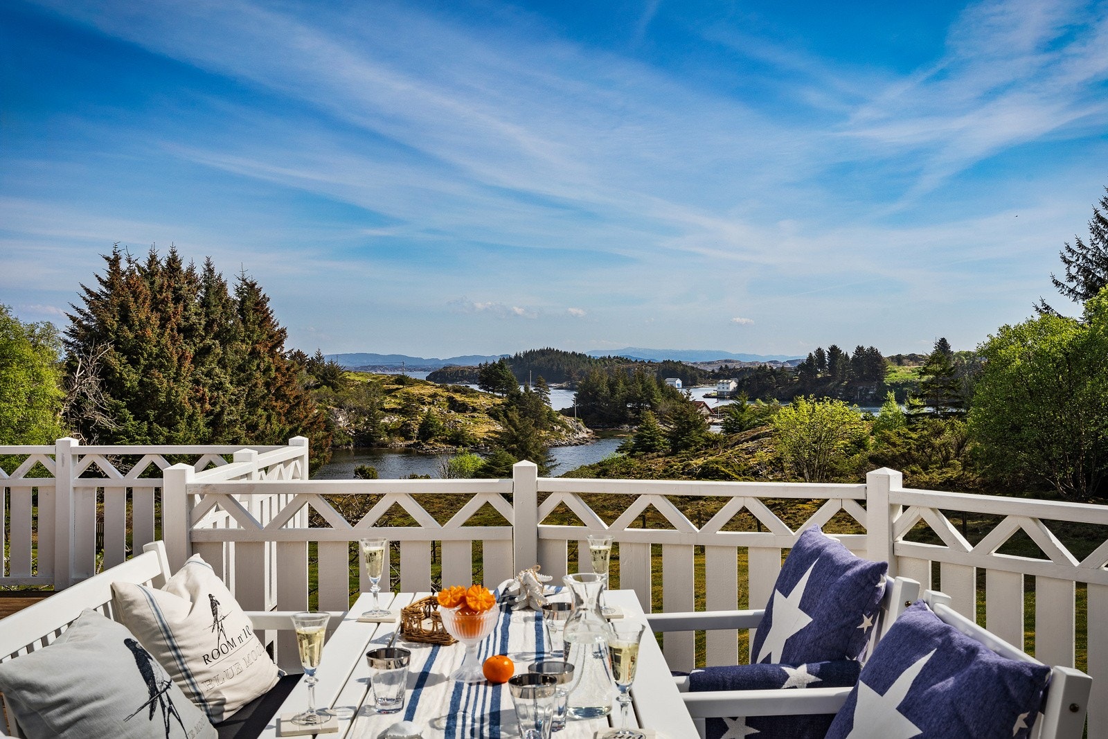 Solrik terrasse med sjøutsikt. Galleribilde