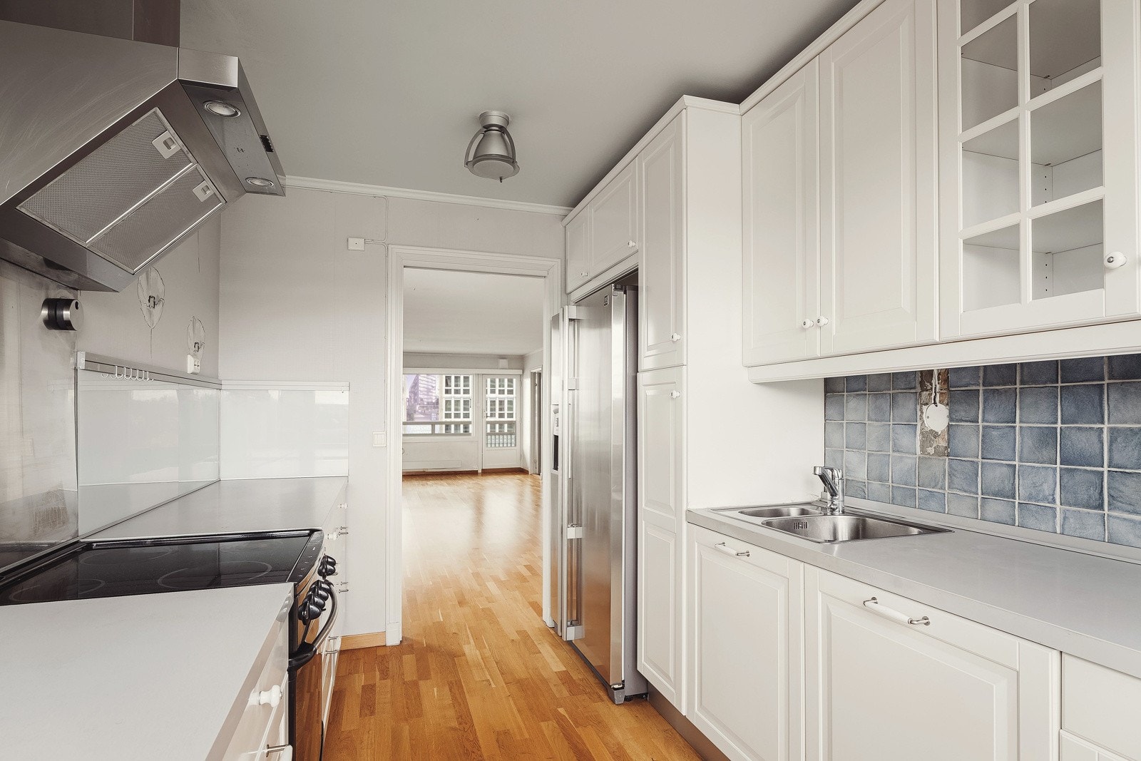 Kjøkkenet har nisjer med opplegg for oppvaskmaskin, kjøleskap og komfyr. Galleribilde