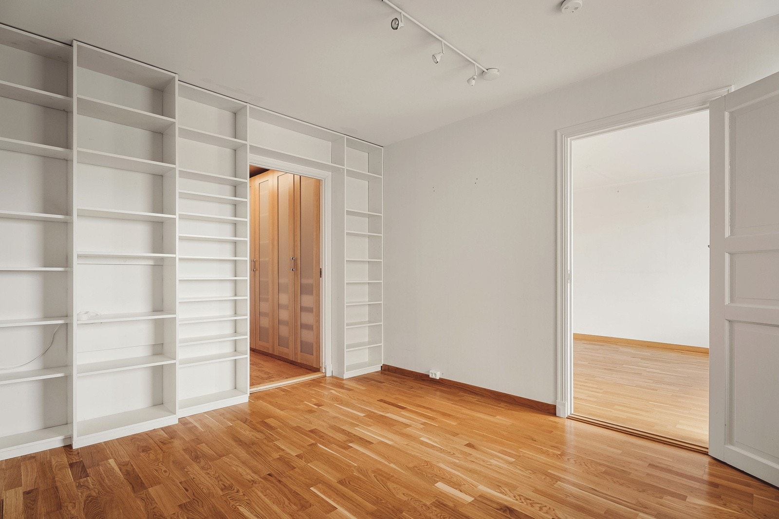 Begge rommene er av god størrelse med store vindusflater som slipper godt med naturlig lys inn. Galleribilde