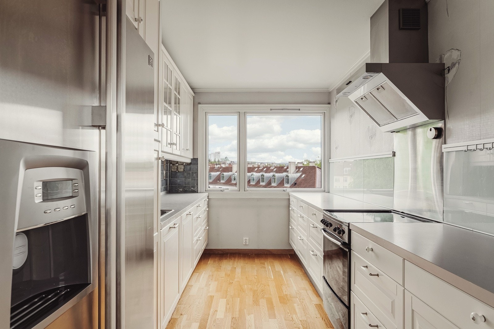 Kjøkken med profilerte fronter, laminat benkeplate. Galleribilde