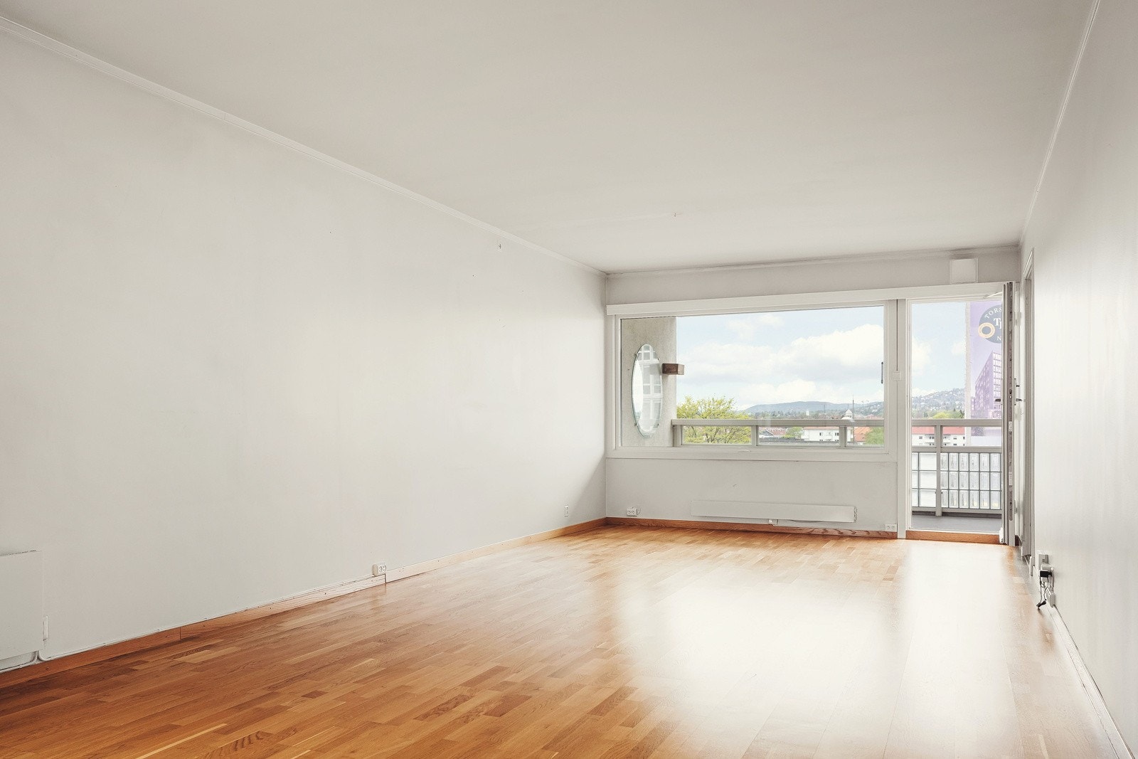 Det er god plass til sofagruppe med tilhørende møblement. Galleribilde