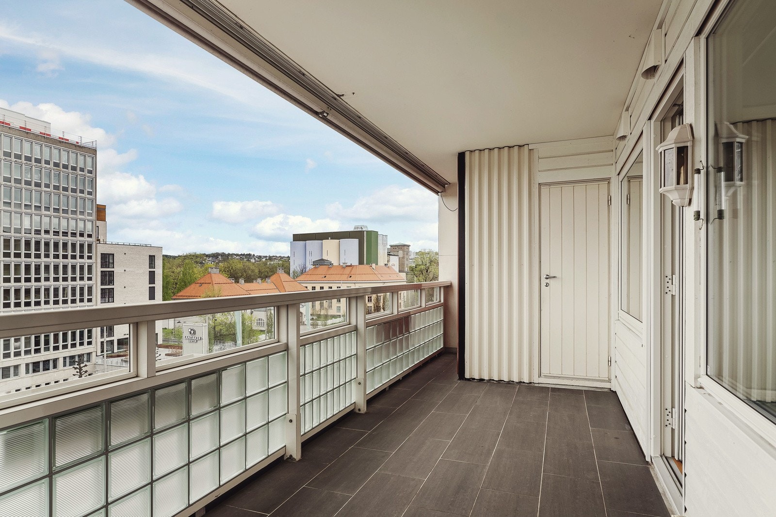 Fra stuen har du direkte adkomst til leilighetens private nordvestvendte balkong, som er målt til hele 12 kvm. Galleribilde