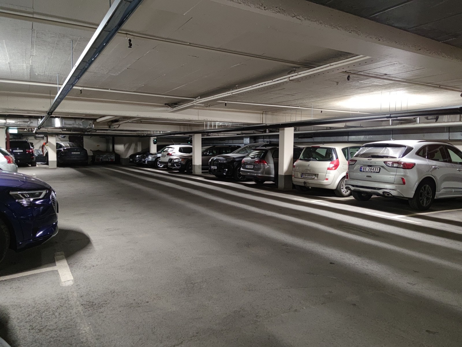 Egen garasjeplass i video-overvåket parkeringskjeller med direkte heisadkomst. Lading for EL-bil kan installeres. Galleribilde