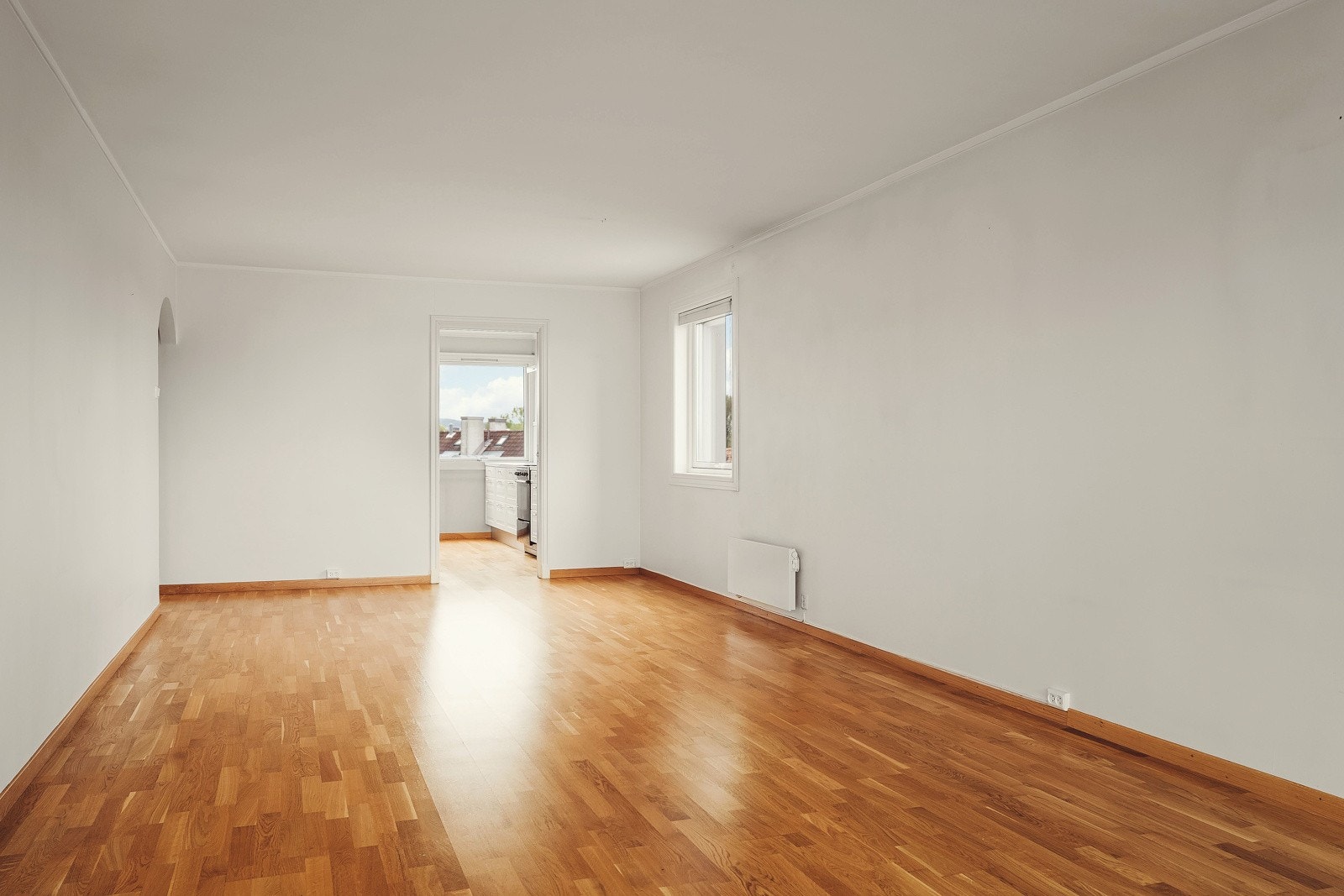 Fin plass til spisebord ved vinduet foran kjøkkenet. Galleribilde