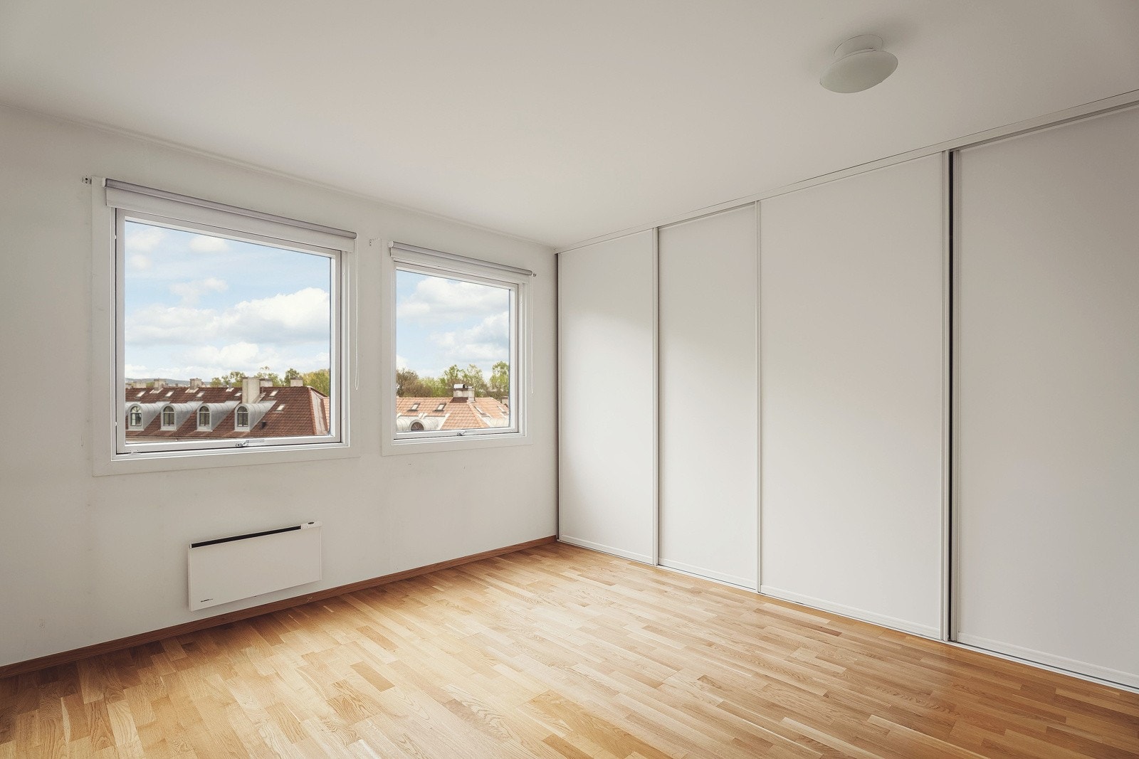 Soverom 2, med stort garderobeskap. Rommet kan enkelt møbleres med dobbeltseng, kommode og tilhørende møblement. Galleribilde