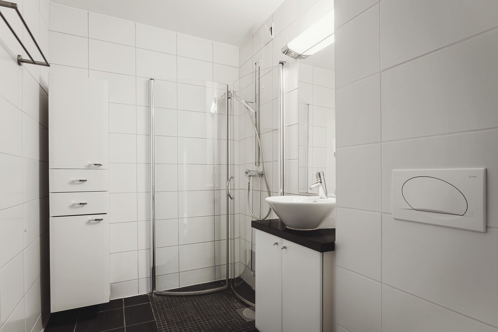 Bad og vaskerom med flislagte overflater. Galleribilde