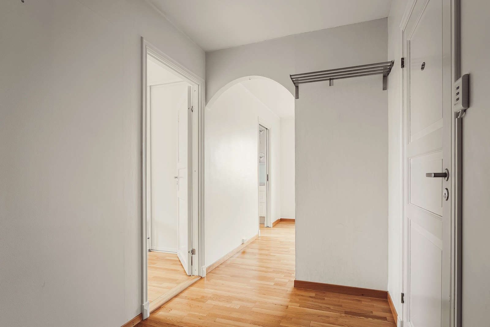 Entré med dørcalling, samt oppheng til yttertøy. Galleribilde