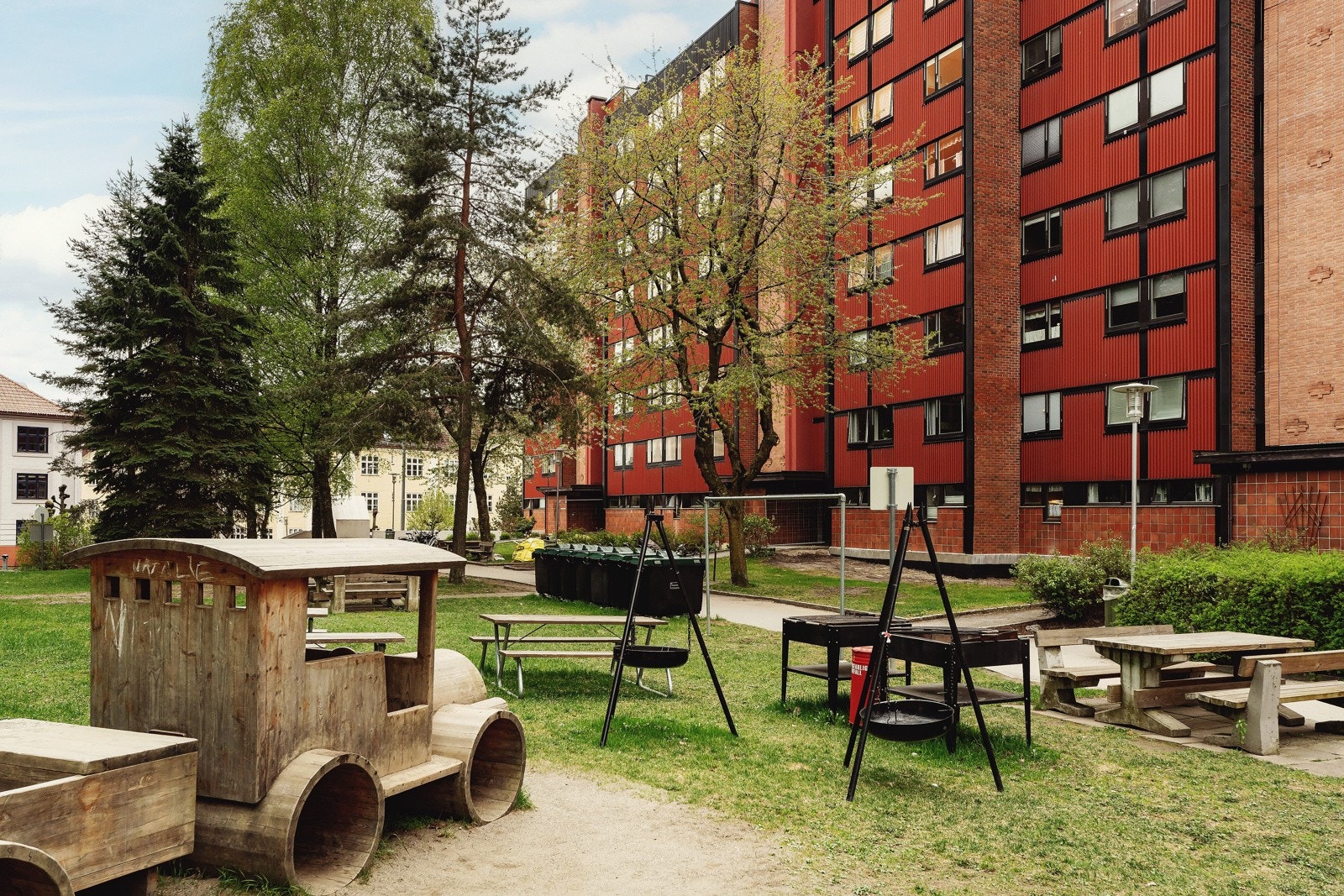 Utenfor boligen er det store grøntarealer med sittegrupper, lekeplass, m.m. Galleribilde