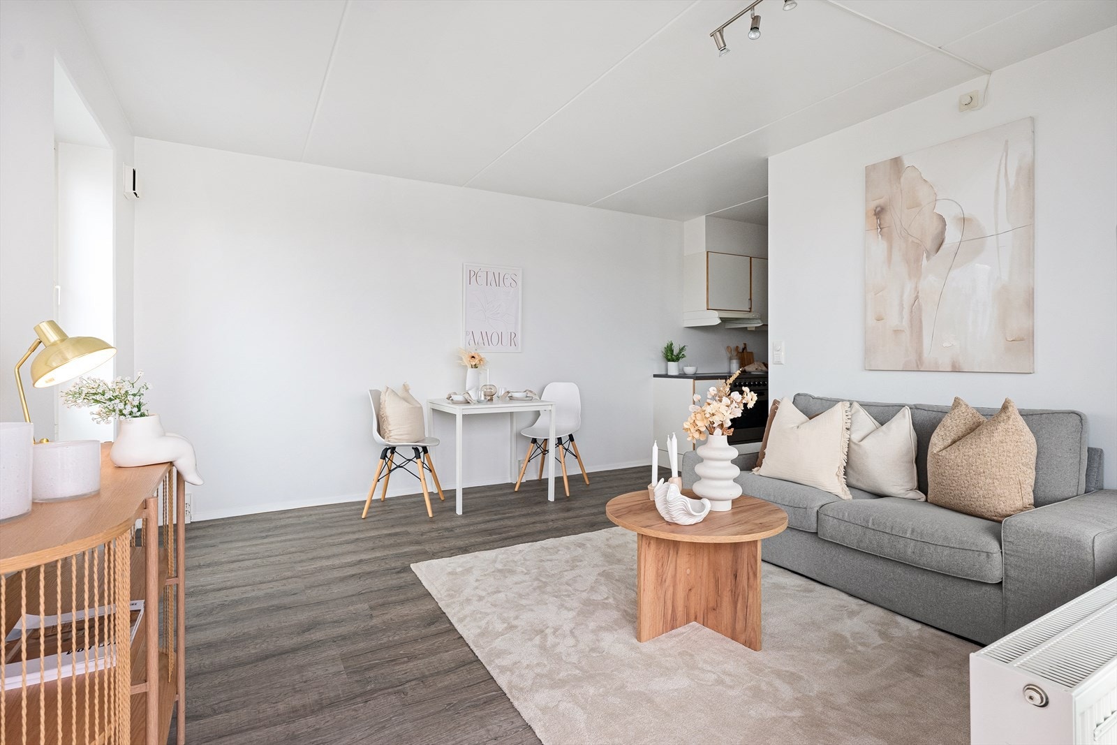 Åpen stue og kjøkken løsning der kjøkkenet er tilbaketrukket stuen. Galleribilde