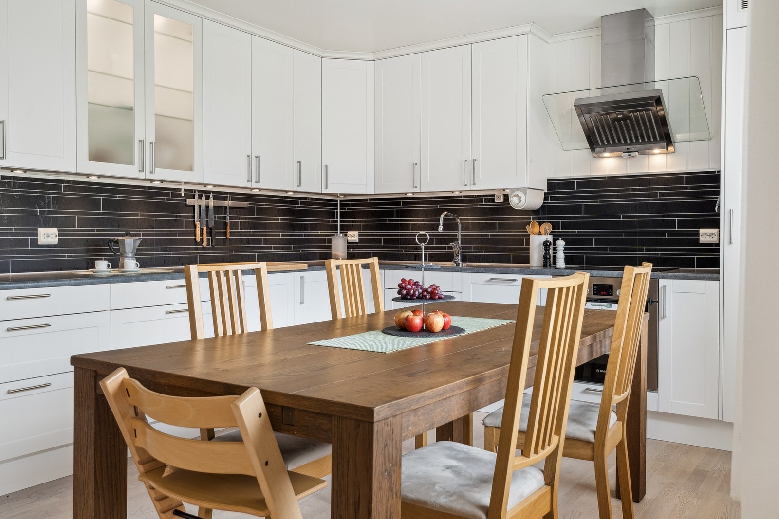 Godt med lagringsplass i innredningen, både i skuffer og skap. Galleribilde