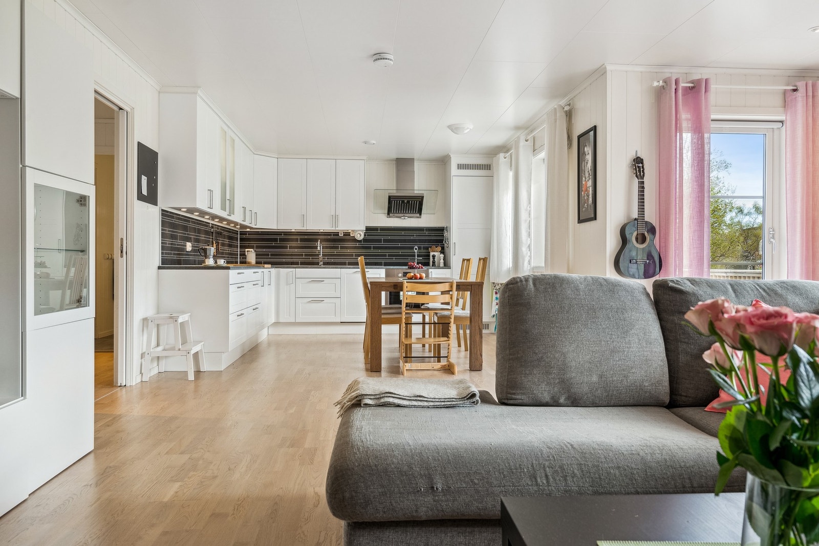 Romslig kjøkken med takhøyde skap og integrerte hvitevarer. Galleribilde